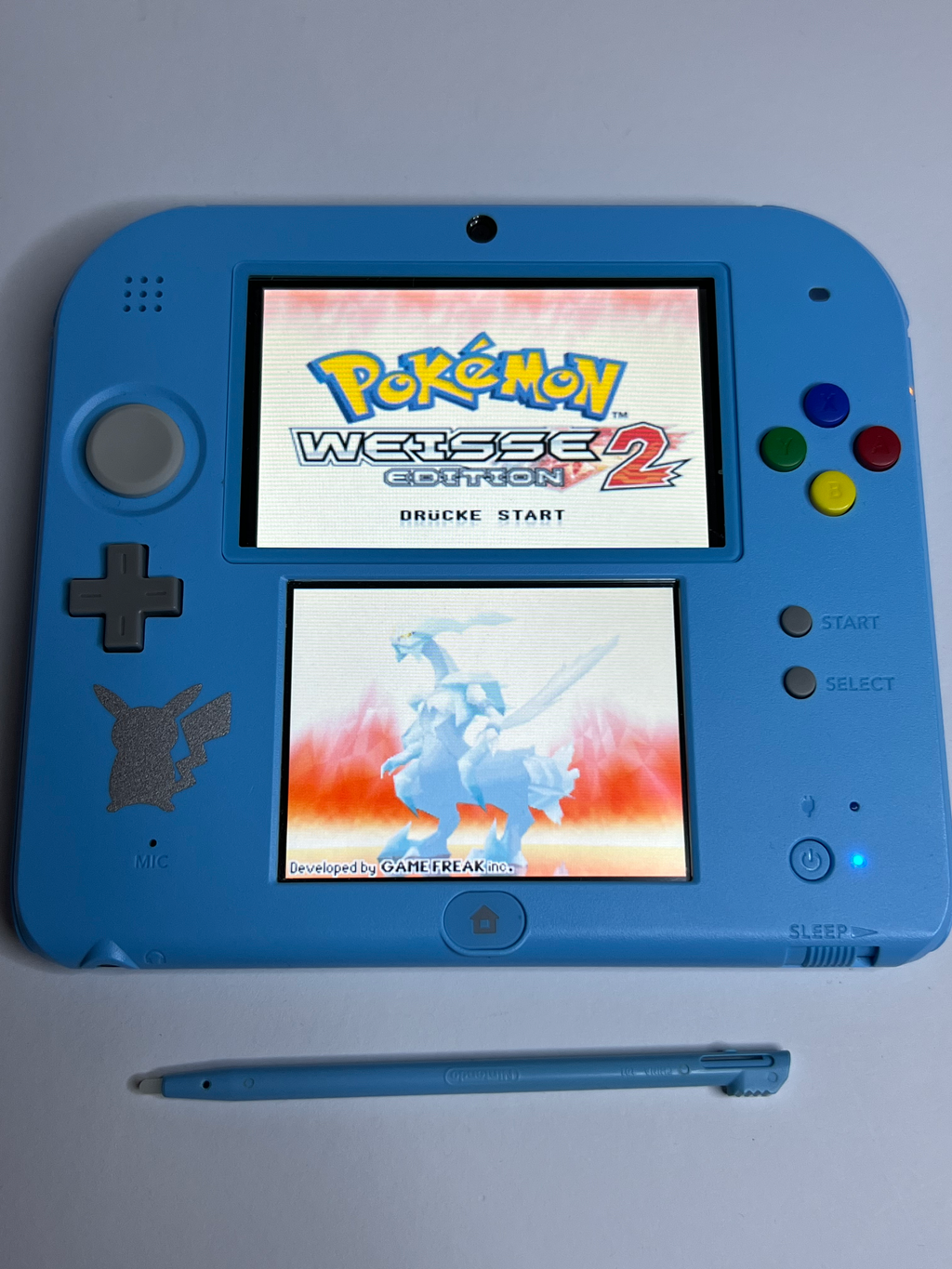Nintendo 2DS Konsole Pokemon Sonne & Mond Edition mit 128GB, Pokemon Bank, Poke Mover & vielen Extras