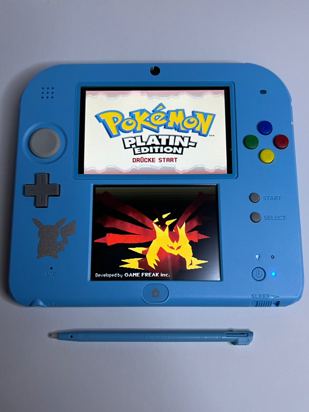 Nintendo 2DS Konsole Pokemon Mond Edition mit 128GB, Pokemon Bank, Poke Mover & vielen Extras