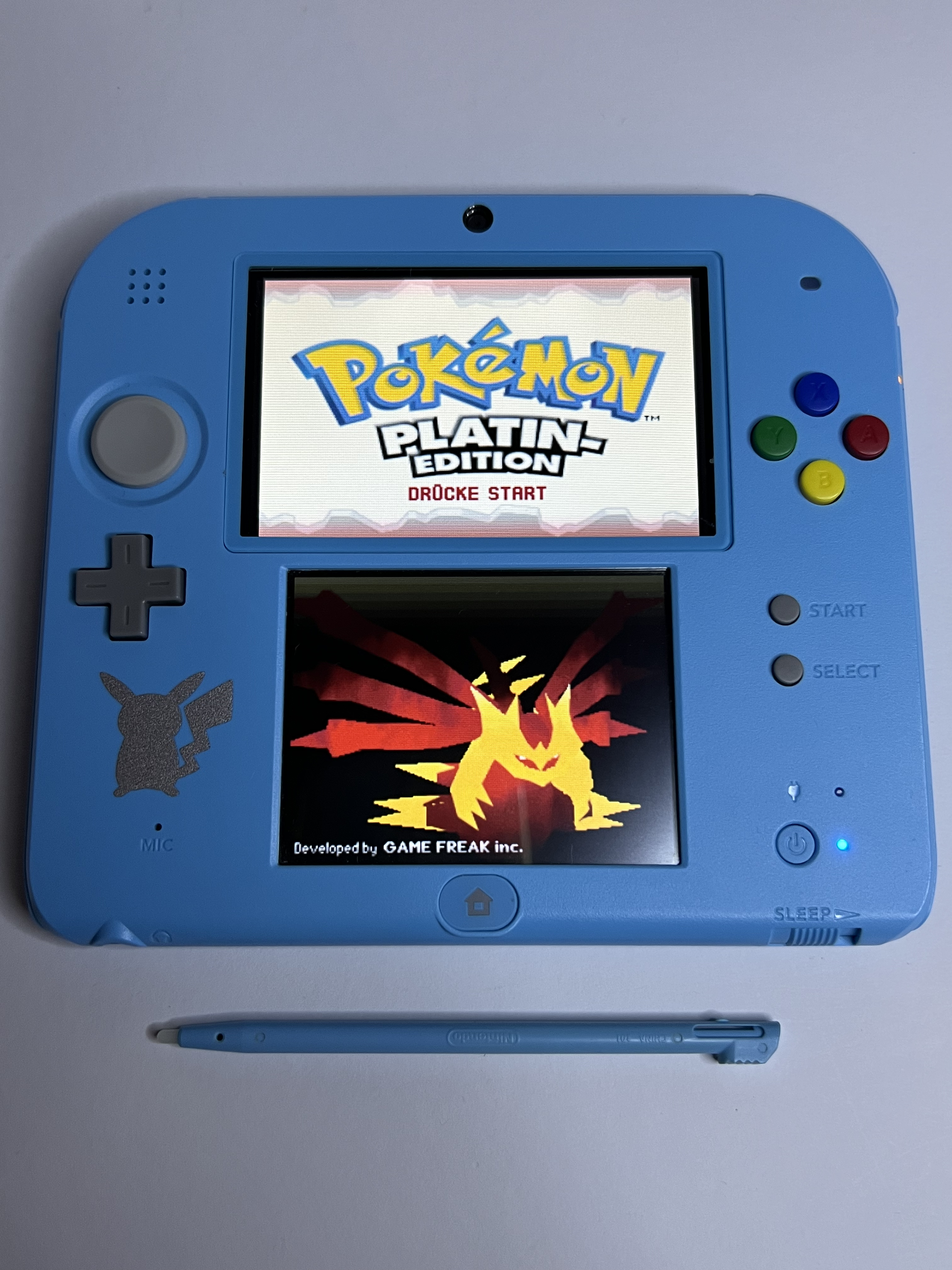 Nintendo 2DS Konsole Pokemon Sonne & Mond Edition mit 128GB, Pokemon Bank, Poke Mover & vielen Extras