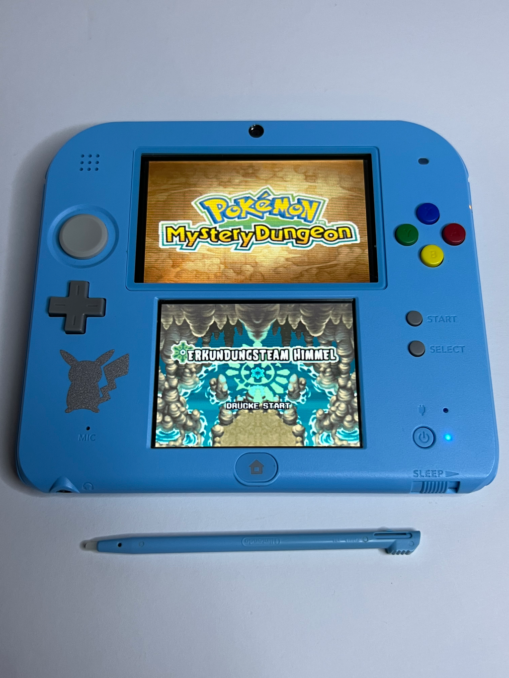 Nintendo 2DS Konsole Pokemon Sonne & Mond Edition mit 128GB, Pokemon Bank, Poke Mover & vielen Extras