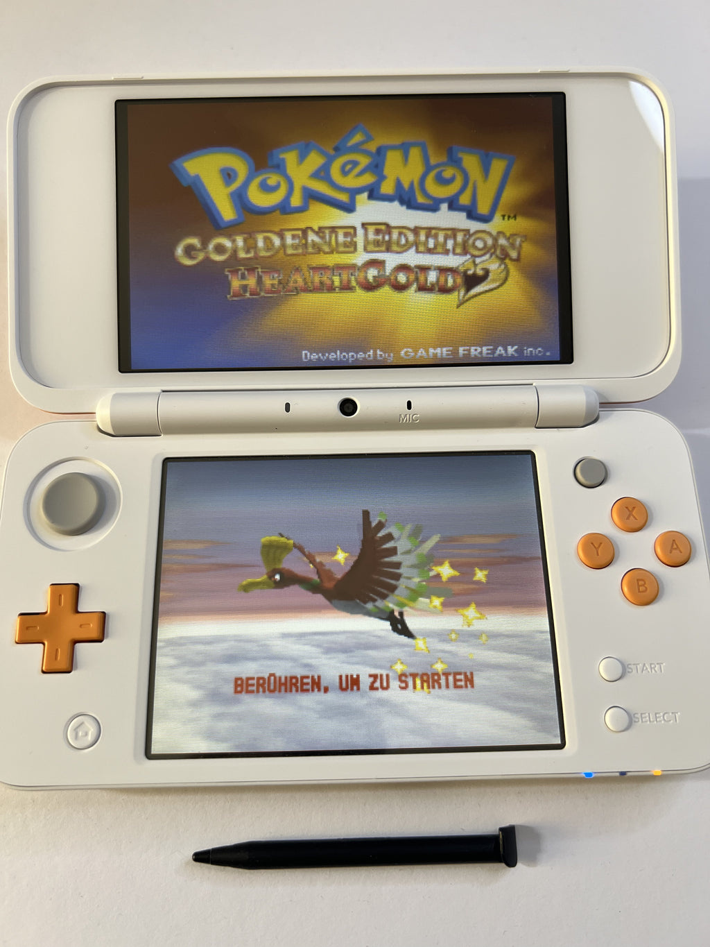 Nintendo New 2DS XL Konsole in weiß orange mit 128GB, Pokemon Bank, Poke Mover & vielen Extras