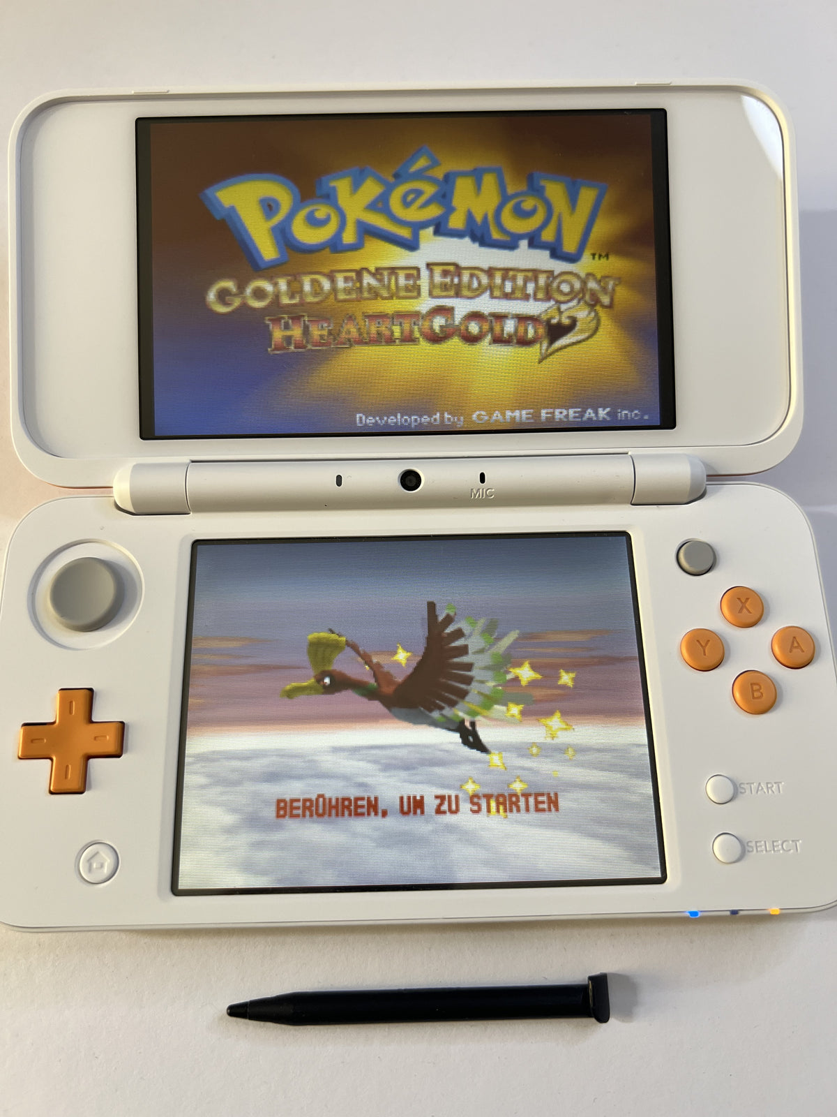 Nintendo New 2DS XL Konsole in weiß orange mit 128GB, Pokemon Bank, Poke Mover & vielen Extras