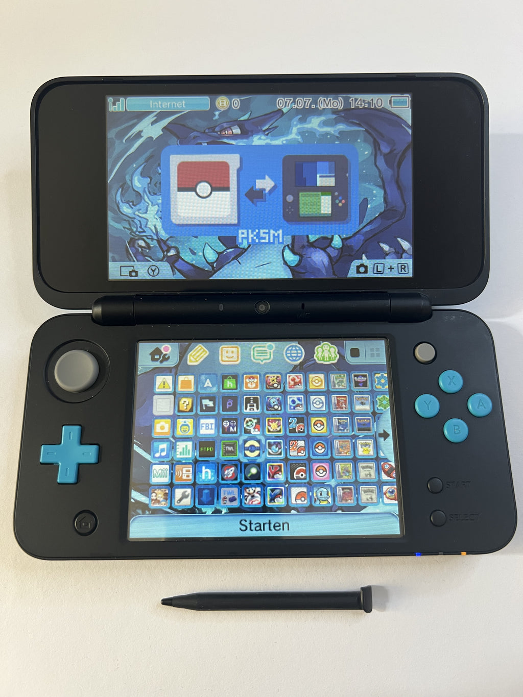 Nintendo New 2DS XL Konsole in neon blau mit 128GB, Pokemon Bank, Poke Mover & vielen Extras