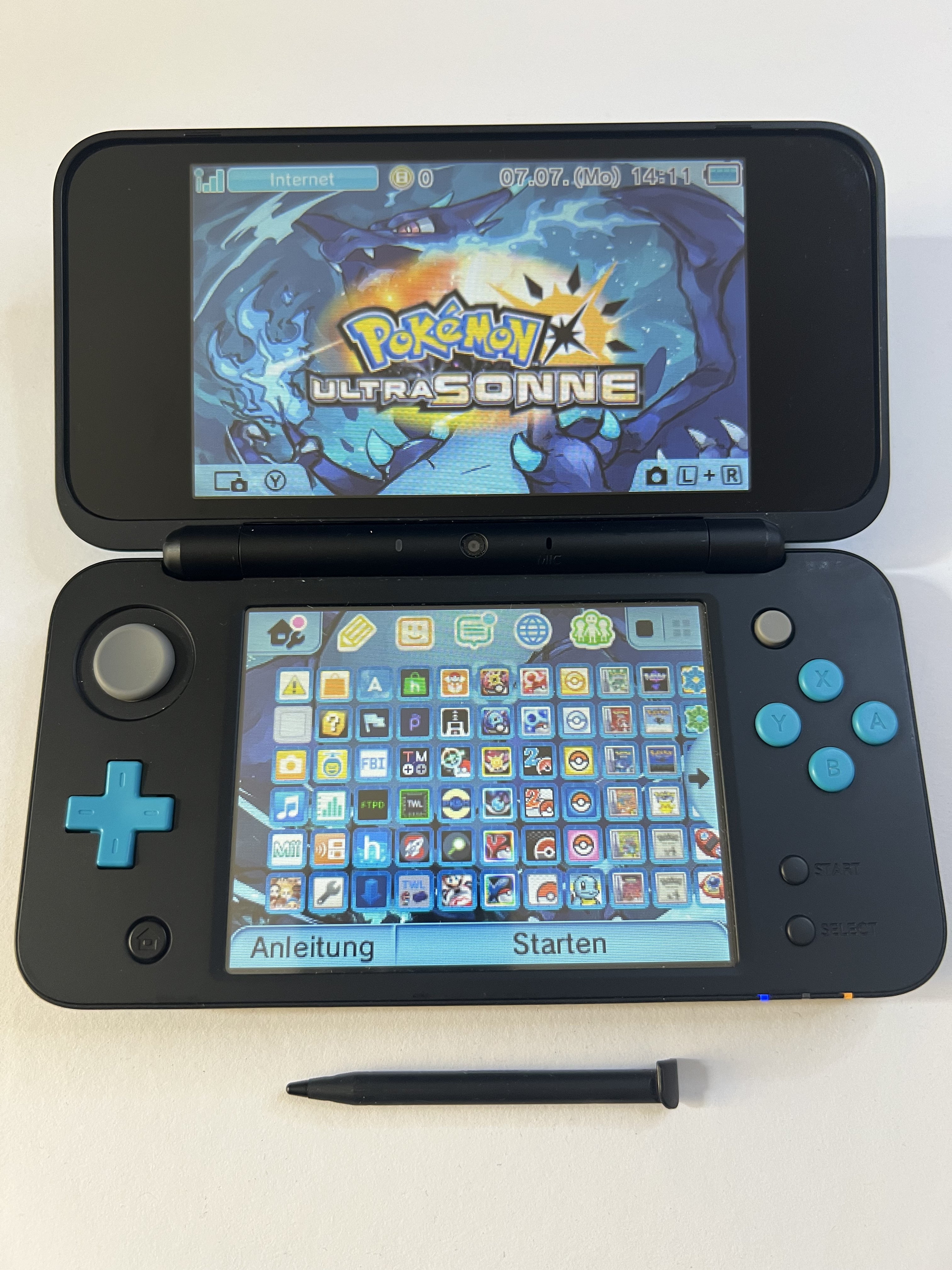 Nintendo New 2DS XL Konsole in neon blau mit 128GB, Pokemon Bank, Poke Mover & vielen Extras