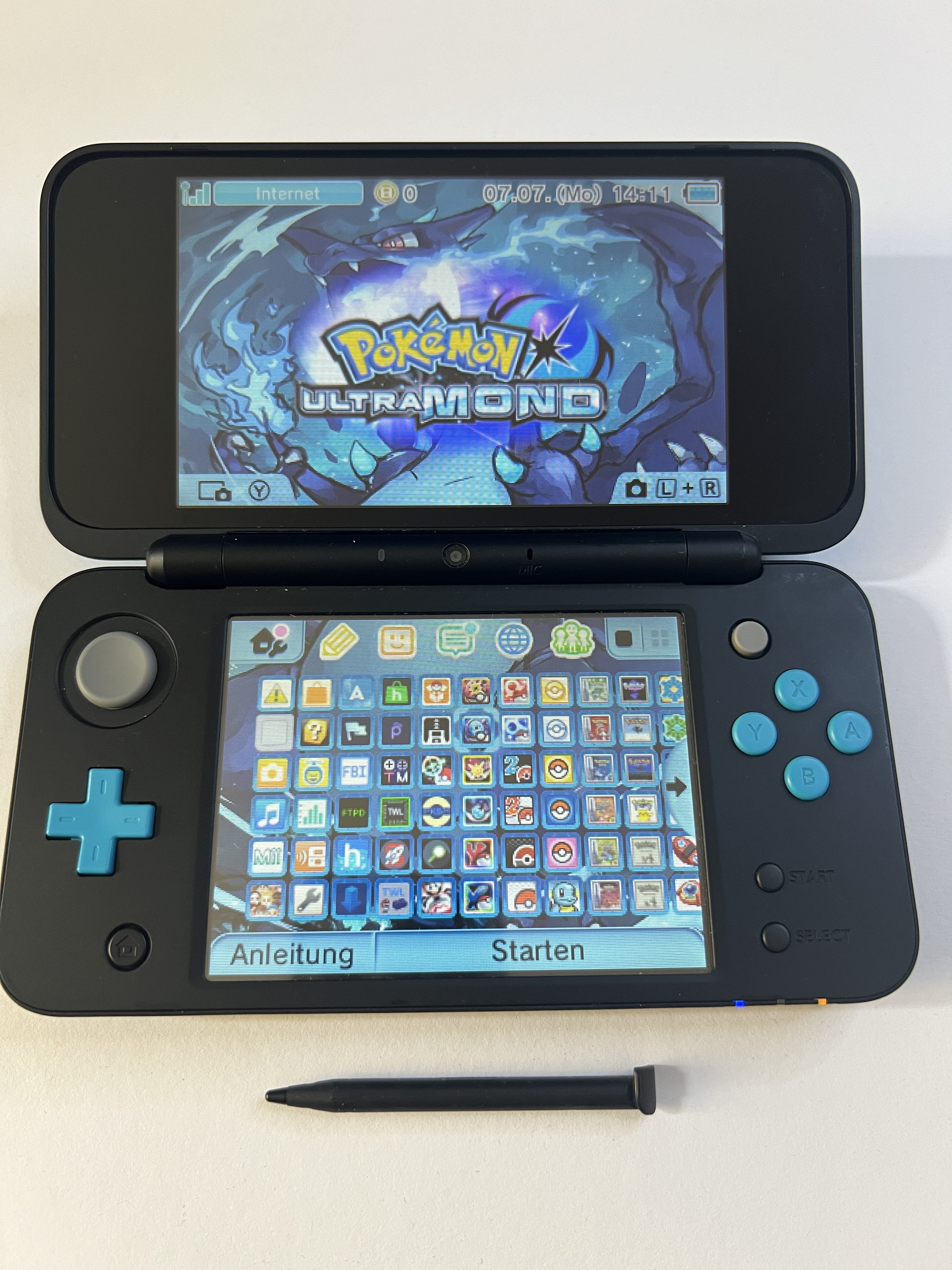 Nintendo New 2DS XL Konsole in neon blau mit 128GB, Pokemon Bank, Poke Mover & vielen Extras