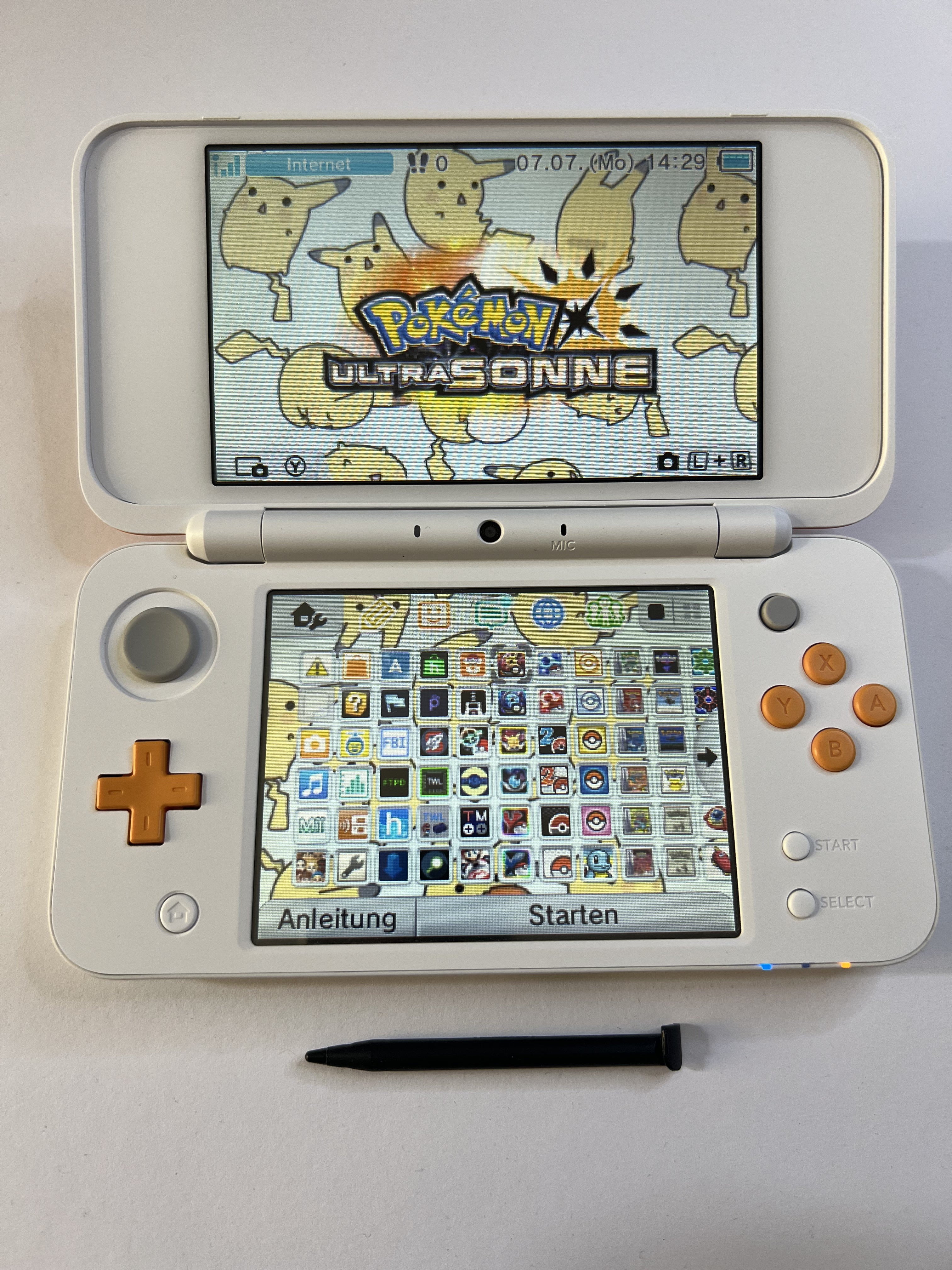 Nintendo New 2DS XL Konsole in weiß orange mit 128GB, Pokemon Bank, Poke Mover & vielen Extras