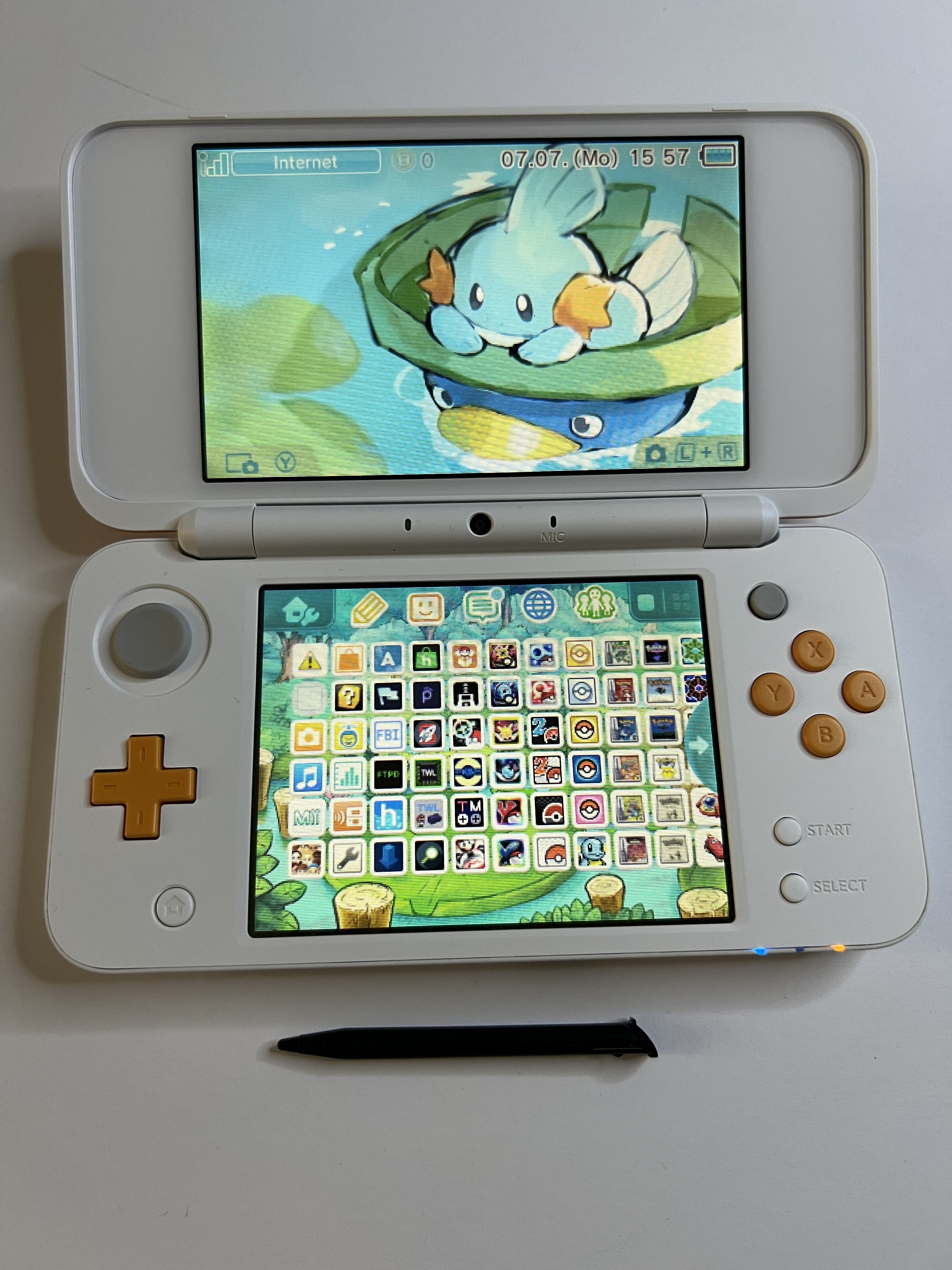Nintendo New 2DS XL Konsole in weiß orange mit 128GB, Pokemon Bank, Poke Mover & vielen Extras