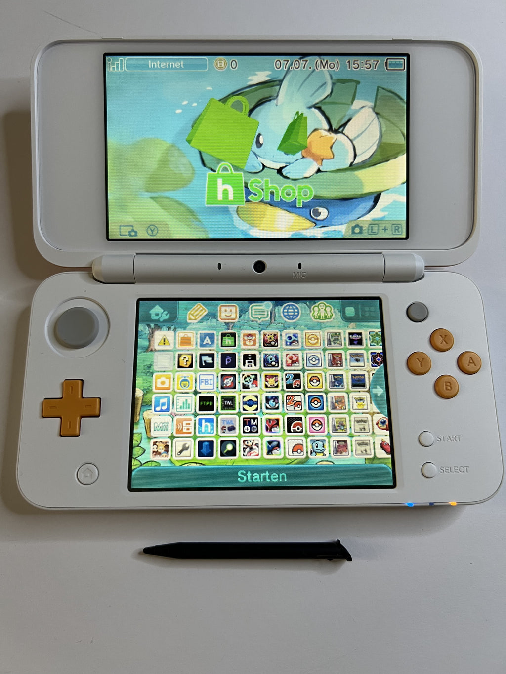 Nintendo New 2DS XL Konsole in weiß orange mit 128GB, Pokemon Bank, Poke Mover & vielen Extras