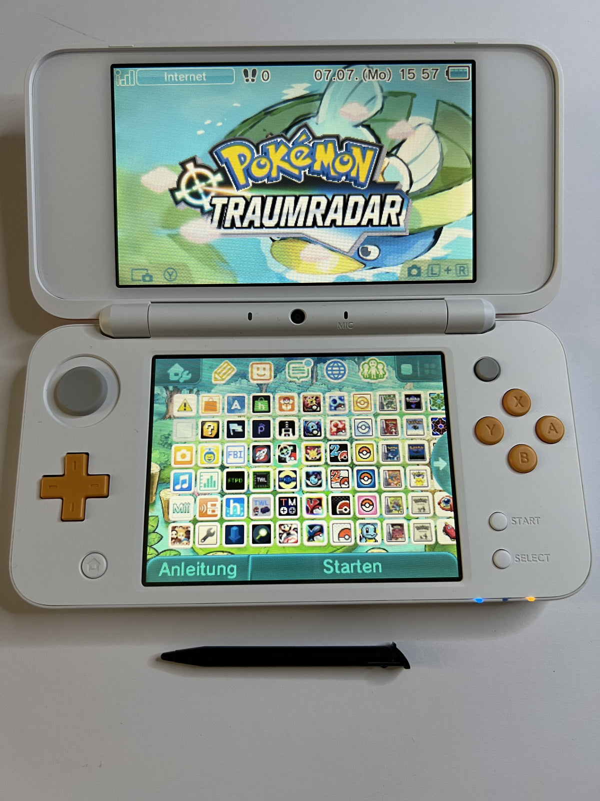 Nintendo New 2DS XL Konsole in weiß orange mit 128GB, Pokemon Bank, Poke Mover & vielen Extras