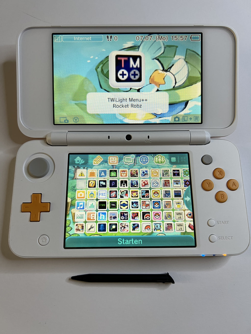 Nintendo New 2DS XL Konsole in weiß orange mit 128GB, Pokemon Bank, Poke Mover & vielen Extras
