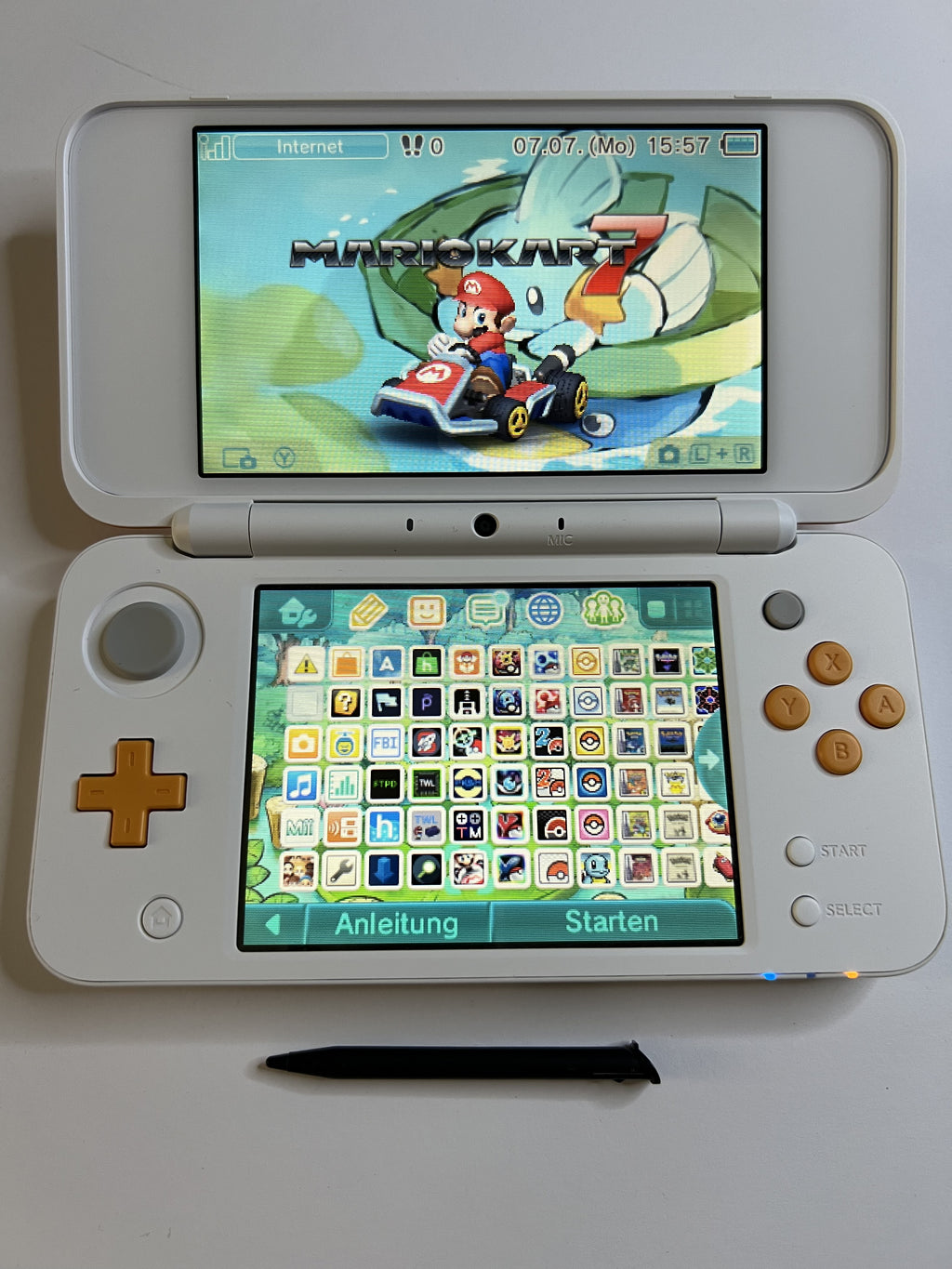 Nintendo New 2DS XL Konsole in weiß orange mit 128GB, Pokemon Bank, Poke Mover & vielen Extras