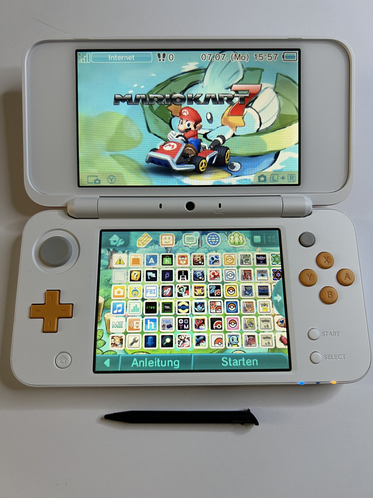 Nintendo New 2DS XL Konsole in weiß orange mit 128GB, Pokemon Bank, Poke Mover & vielen Extras