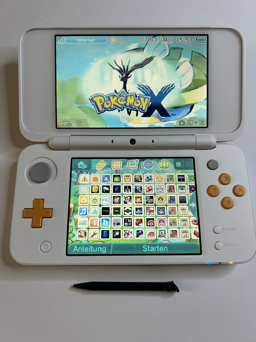 Nintendo New 2DS XL Konsole in weiß orange mit 128GB, Pokemon Bank, Poke Mover & vielen Extras