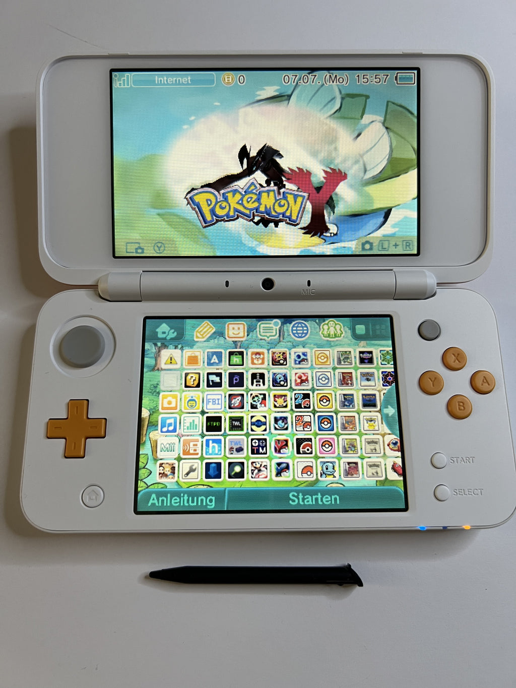 Nintendo New 2DS XL Konsole in weiß orange mit 128GB, Pokemon Bank, Poke Mover & vielen Extras