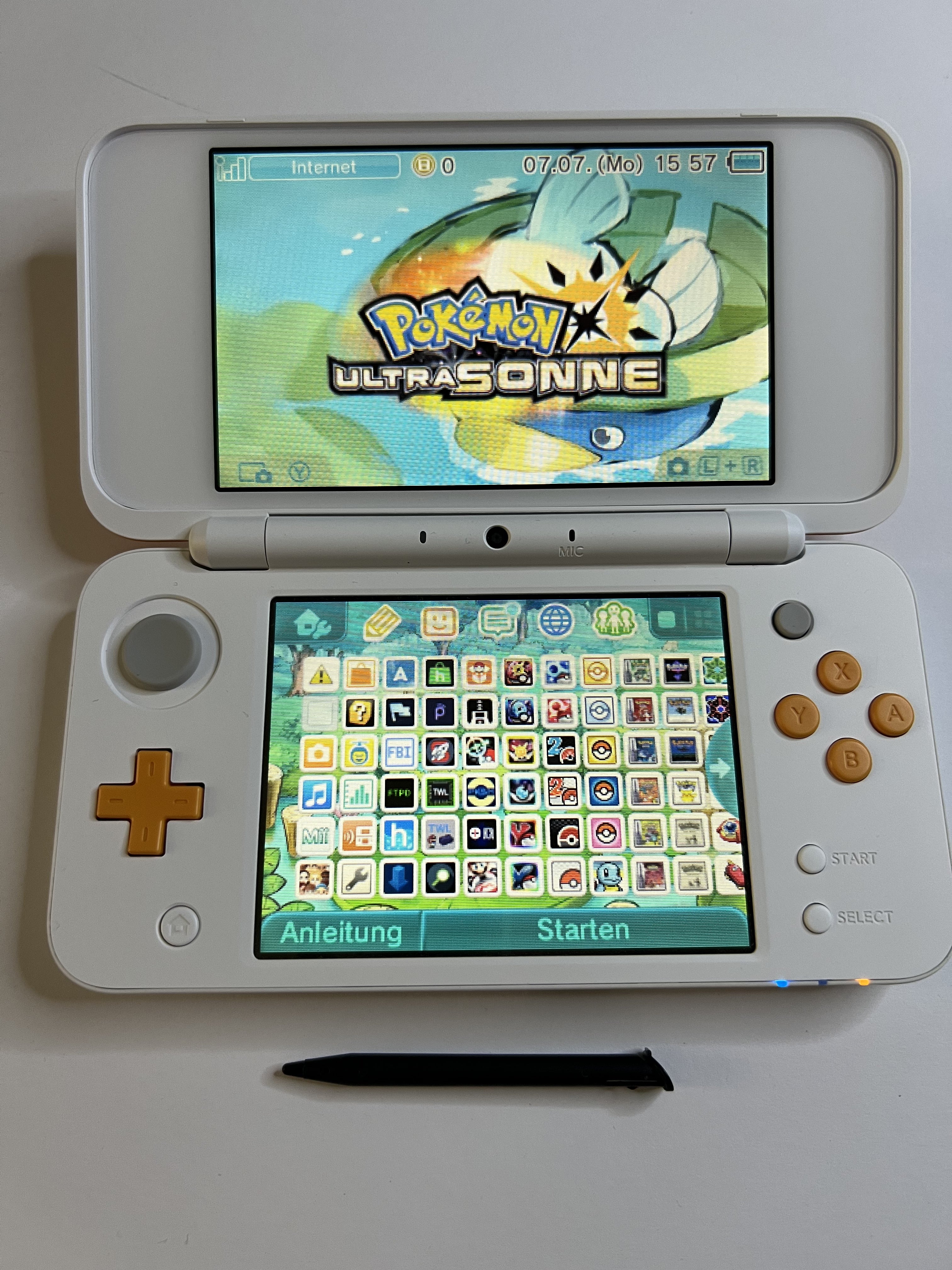 Nintendo New 2DS XL Konsole in weiß orange mit 128GB, Pokemon Bank, Poke Mover & vielen Extras