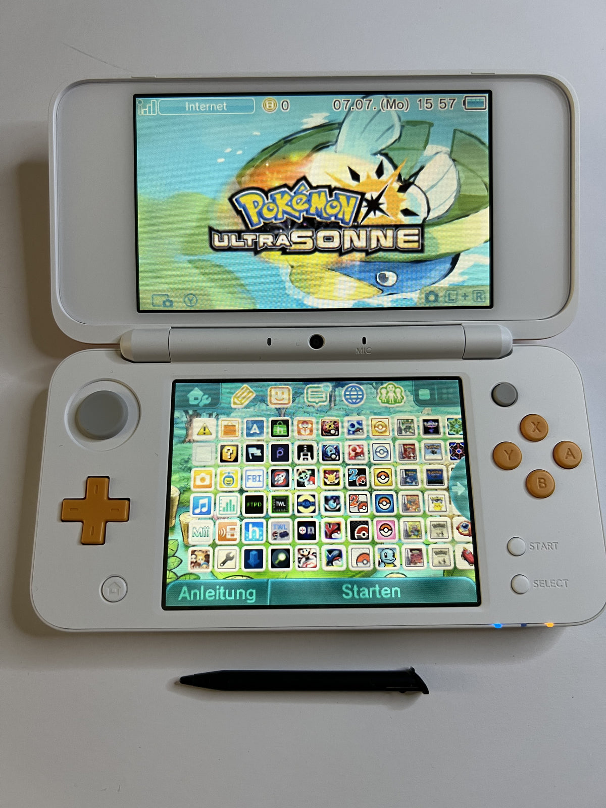 Nintendo New 2DS XL Konsole in weiß orange mit 128GB, Pokemon Bank, Poke Mover & vielen Extras