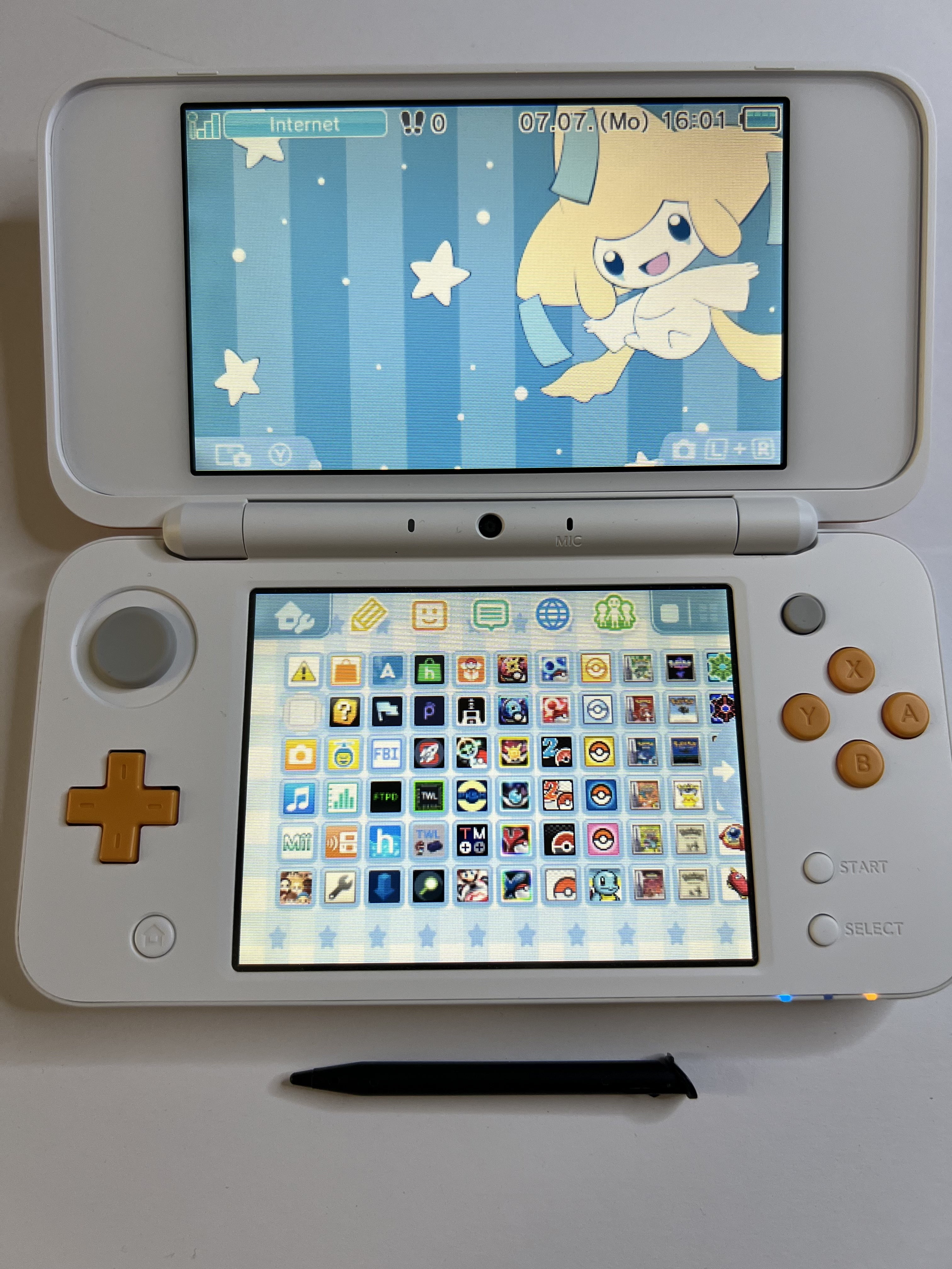 Nintendo New 2DS XL Konsole in weiß orange in OVP mit 128GB, Pokemon Bank, Poke Mover & vielen Extras