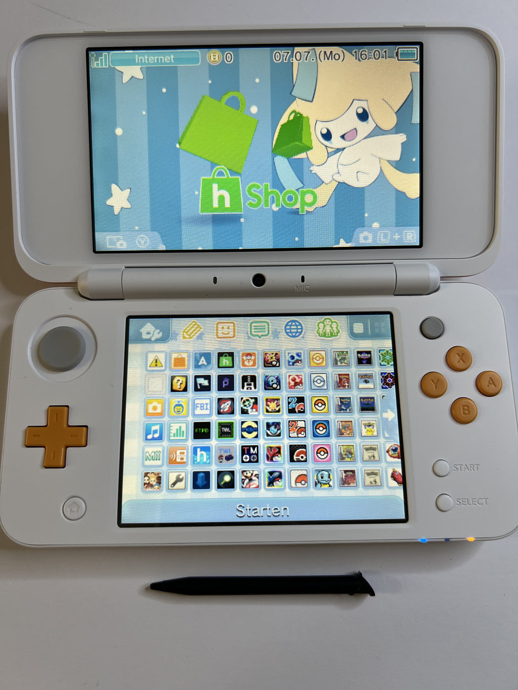 Nintendo New 2DS XL Konsole in weiß orange in OVP mit 128GB, Pokemon Bank, Poke Mover & vielen Extras