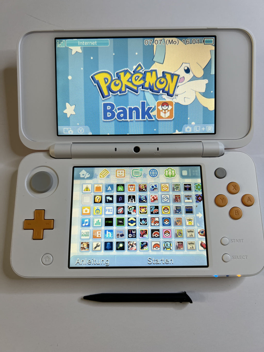 Nintendo New 2DS XL Konsole in weiß orange in OVP mit 128GB, Pokemon Bank, Poke Mover & vielen Extras