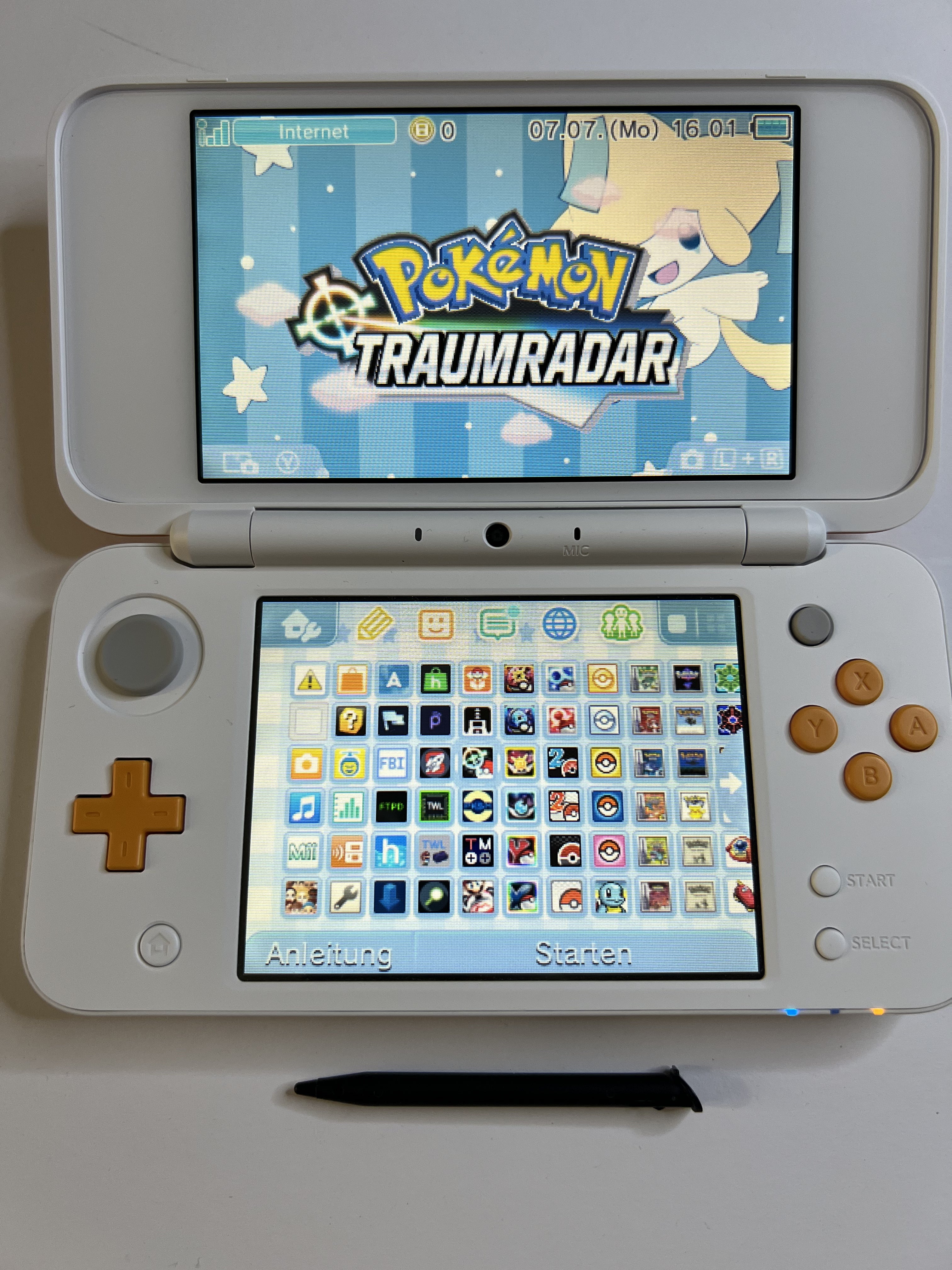 Nintendo New 2DS XL Konsole in weiß orange in OVP mit 128GB, Pokemon Bank, Poke Mover & vielen Extras