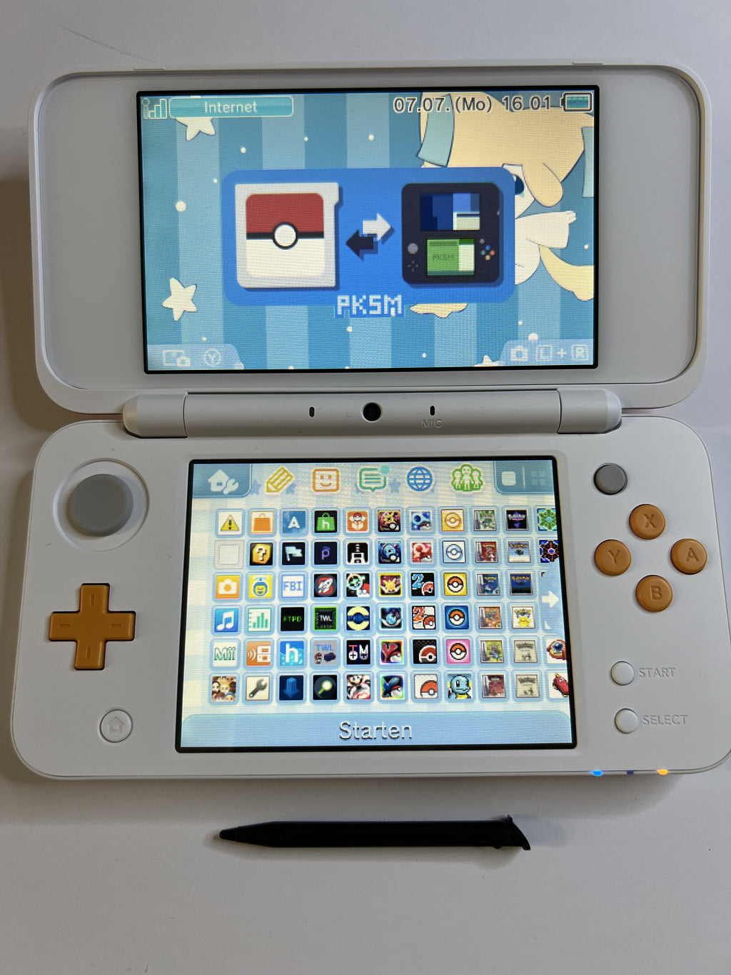 Nintendo New 2DS XL Konsole in weiß orange in OVP mit 128GB, Pokemon Bank, Poke Mover & vielen Extras
