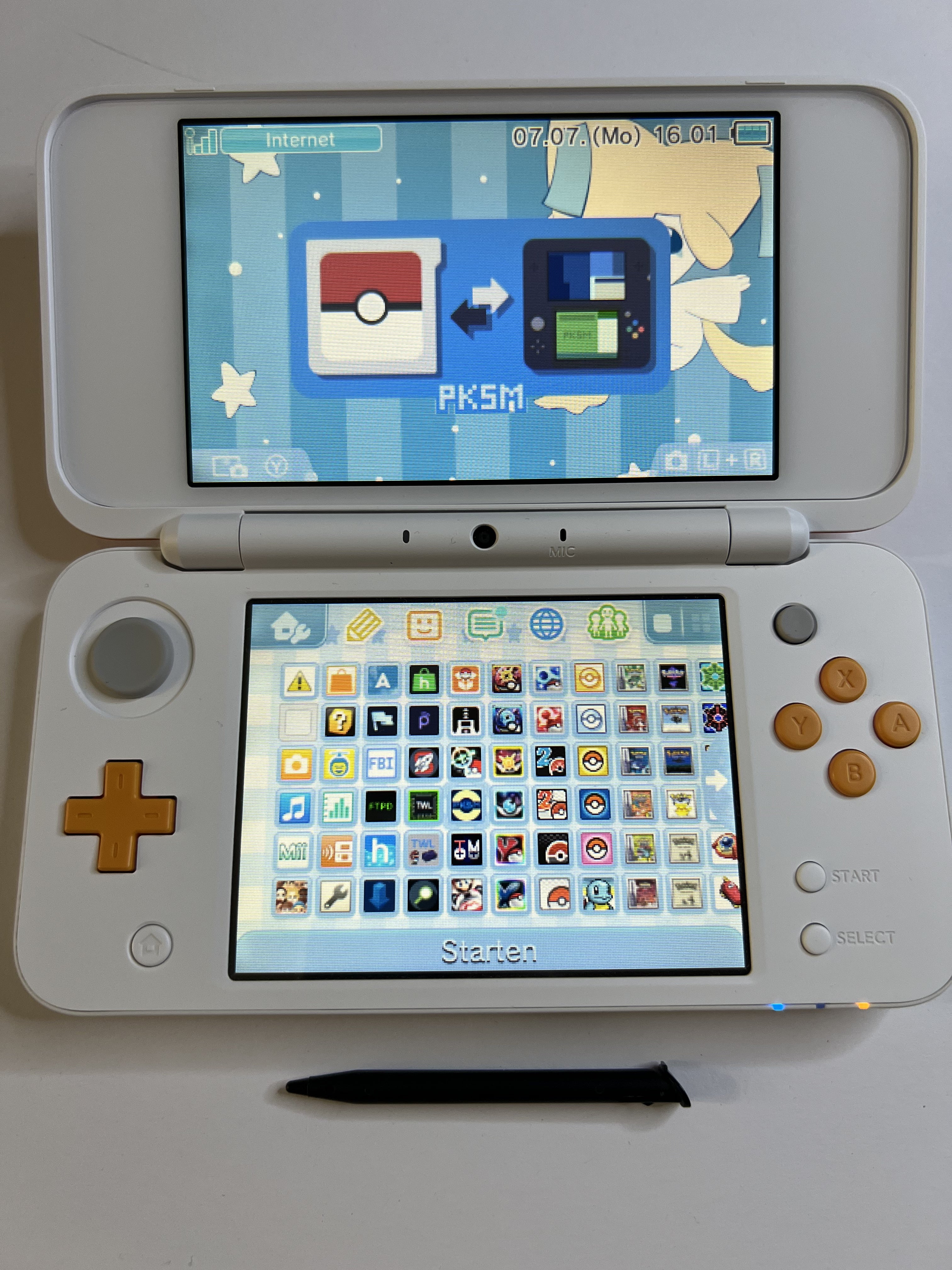 Nintendo New 2DS XL Konsole in weiß orange in OVP mit 128GB, Pokemon Bank, Poke Mover & vielen Extras