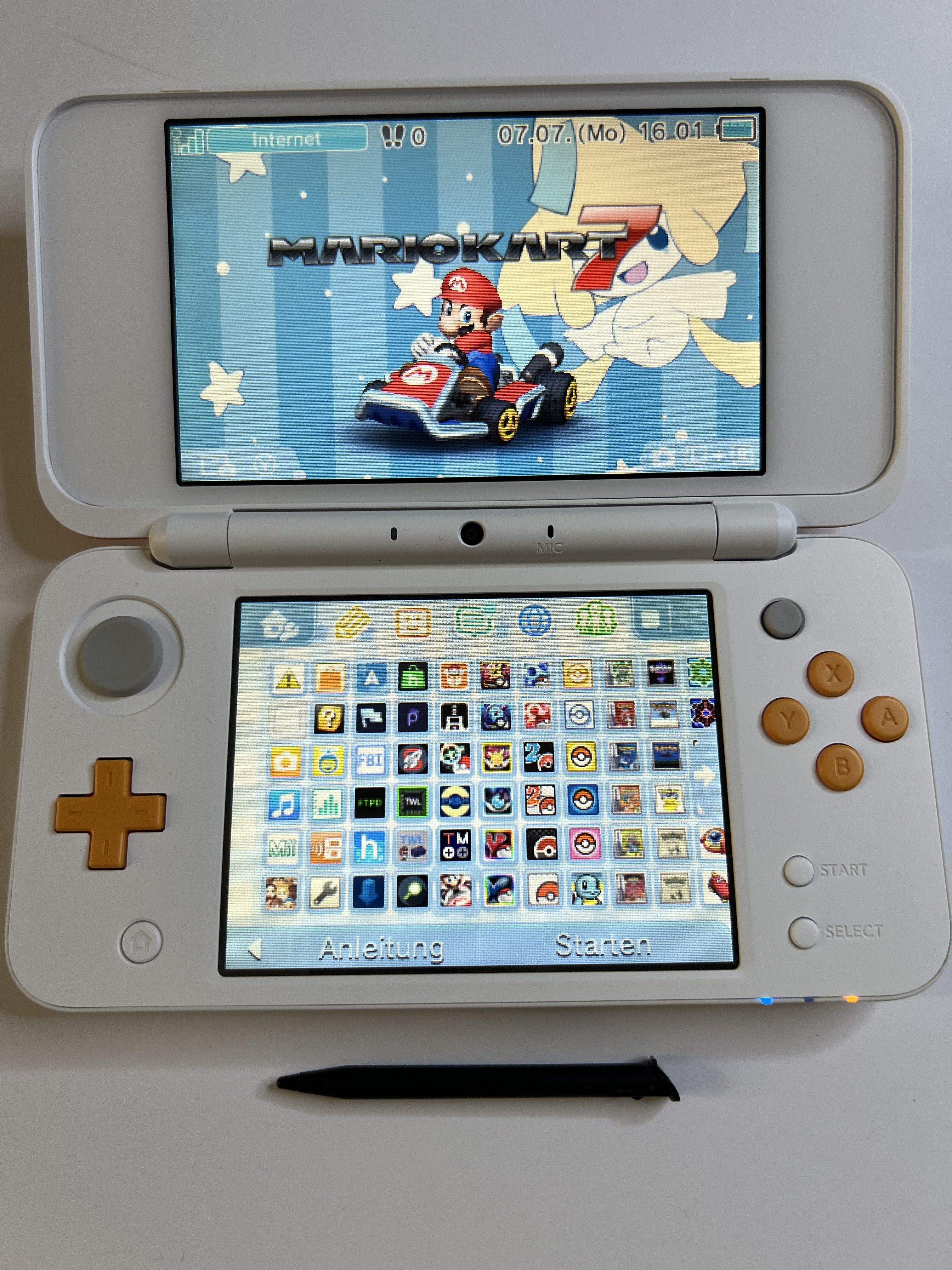 Nintendo New 2DS XL Konsole in weiß orange in OVP mit 128GB, Pokemon Bank, Poke Mover & vielen Extras