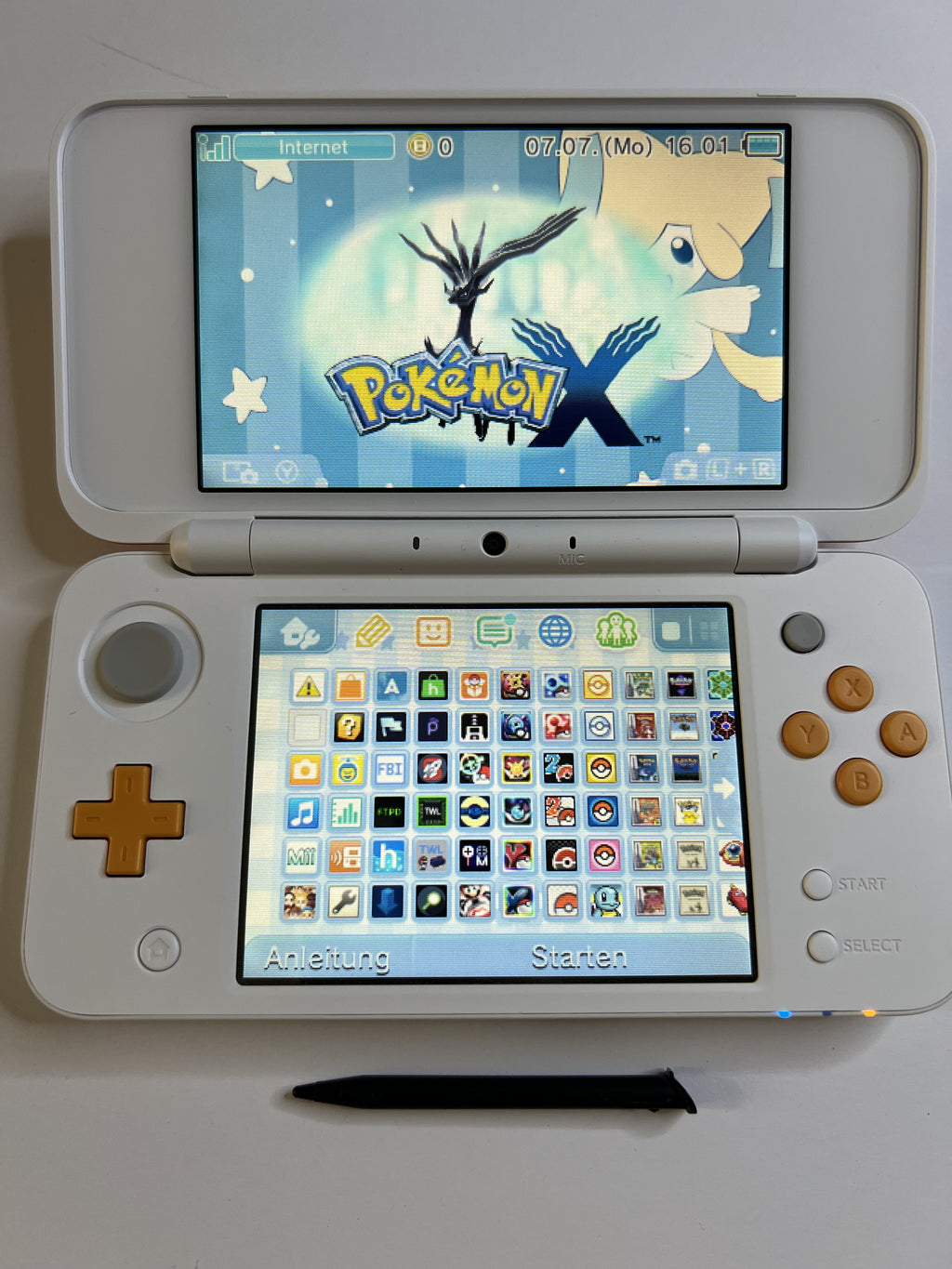 Nintendo New 2DS XL Konsole in weiß orange in OVP mit 128GB, Pokemon Bank, Poke Mover & vielen Extras