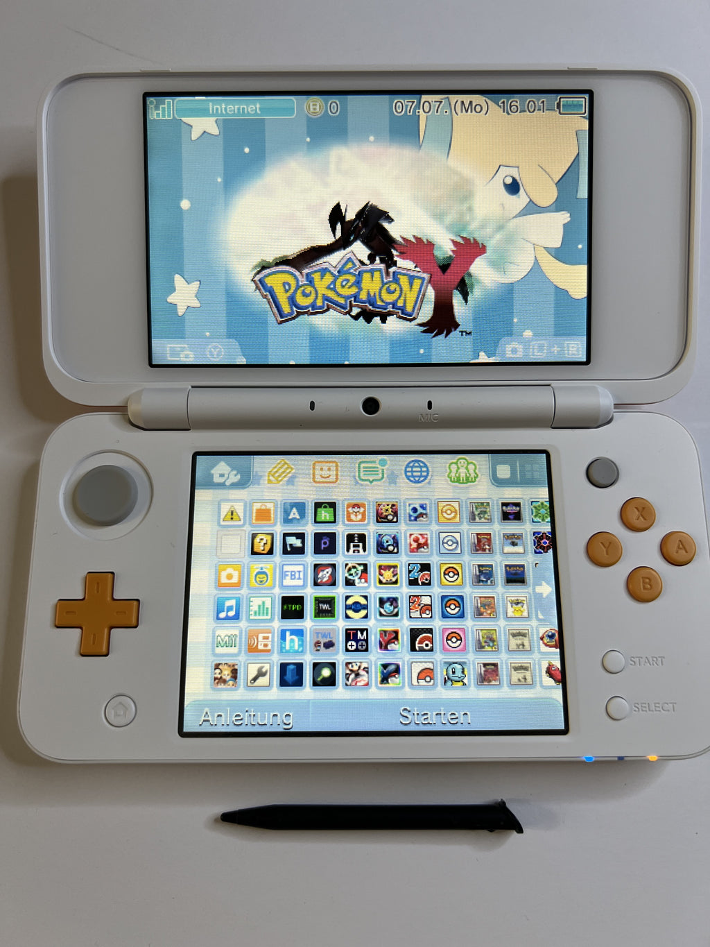 Nintendo New 2DS XL Konsole in weiß orange in OVP mit 128GB, Pokemon Bank, Poke Mover & vielen Extras