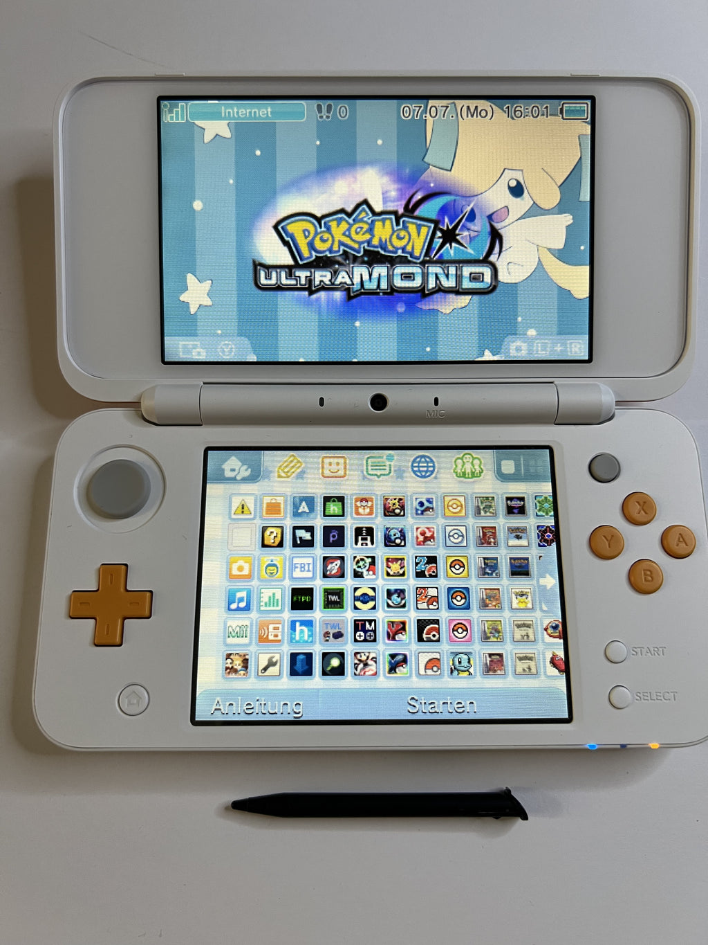 Nintendo New 2DS XL Konsole in weiß orange in OVP mit 128GB, Pokemon Bank, Poke Mover & vielen Extras