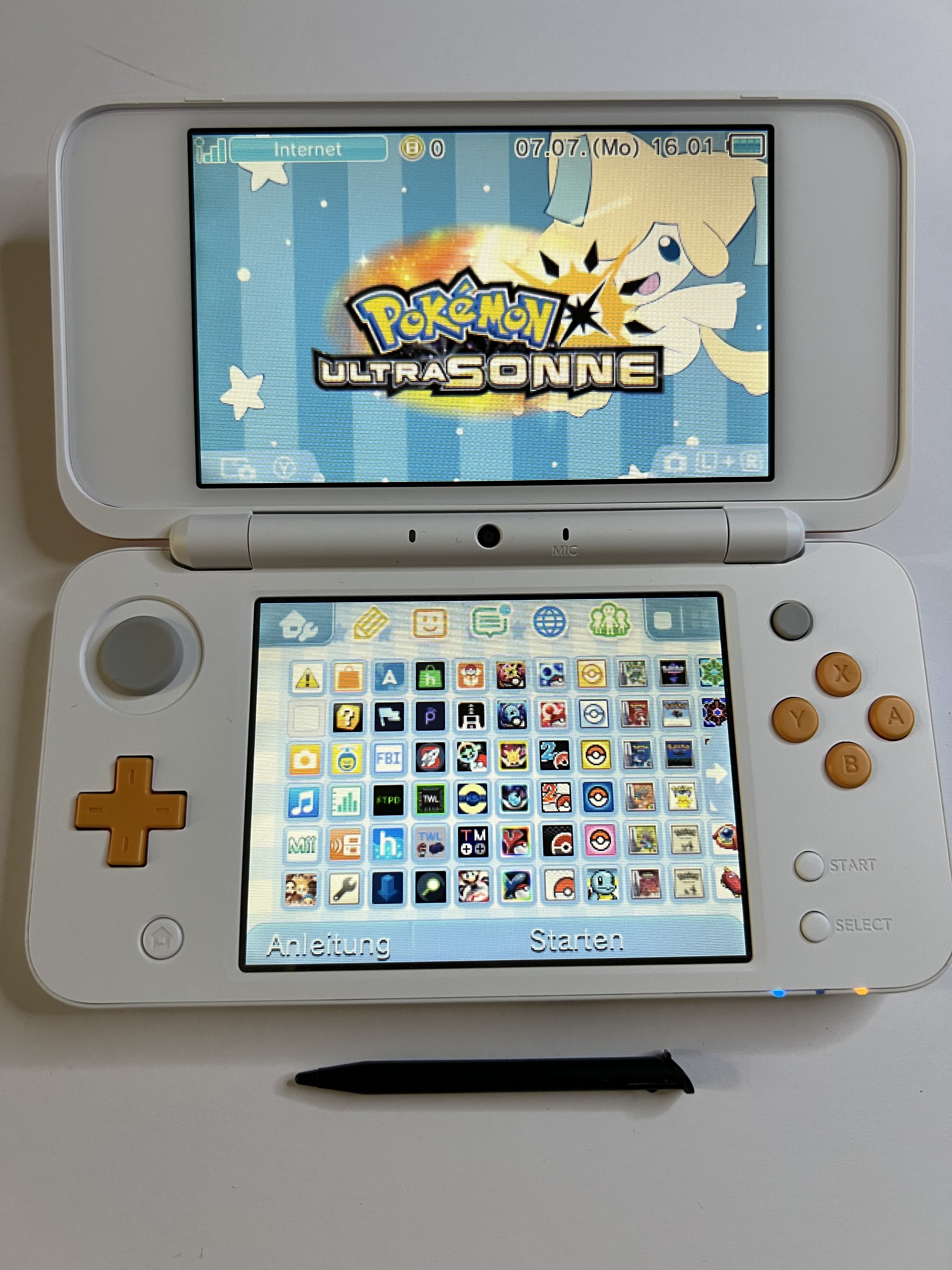Nintendo New 2DS XL Konsole in weiß orange in OVP mit 128GB, Pokemon Bank, Poke Mover & vielen Extras