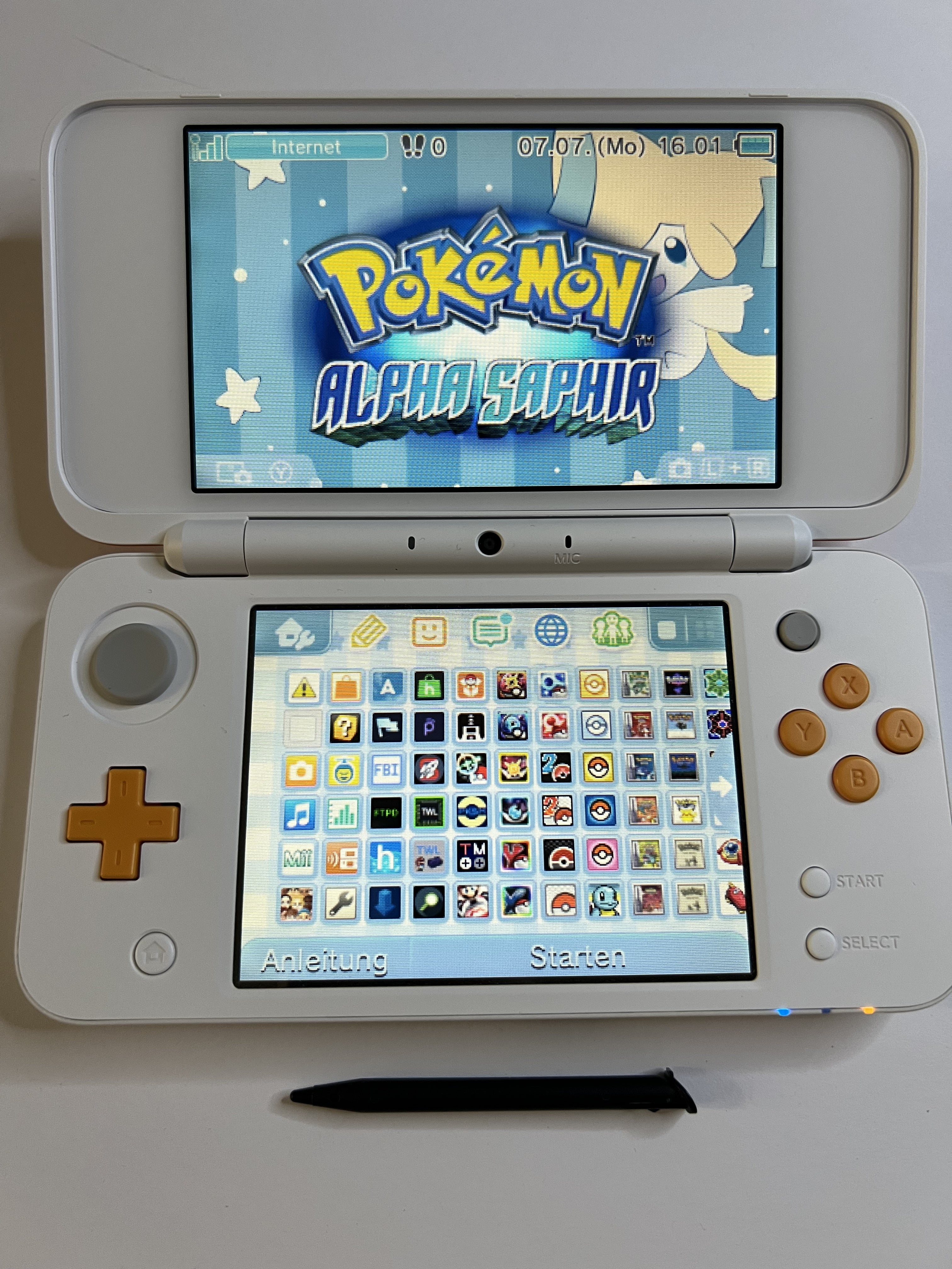 Nintendo New 2DS XL Konsole in weiß orange in OVP mit 128GB, Pokemon Bank, Poke Mover & vielen Extras