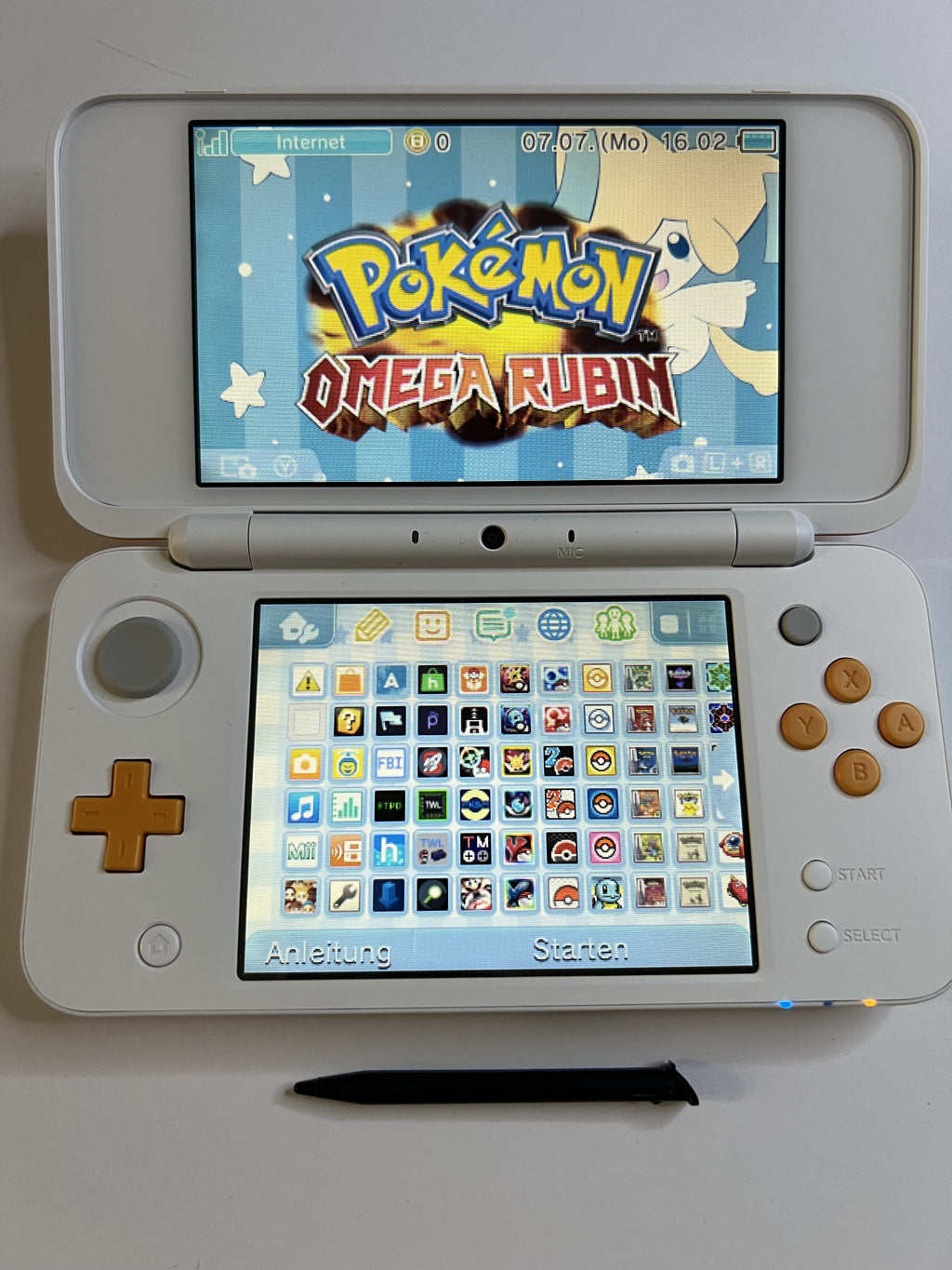 Nintendo New 2DS XL Konsole in weiß orange in OVP mit 128GB, Pokemon Bank, Poke Mover & vielen Extras