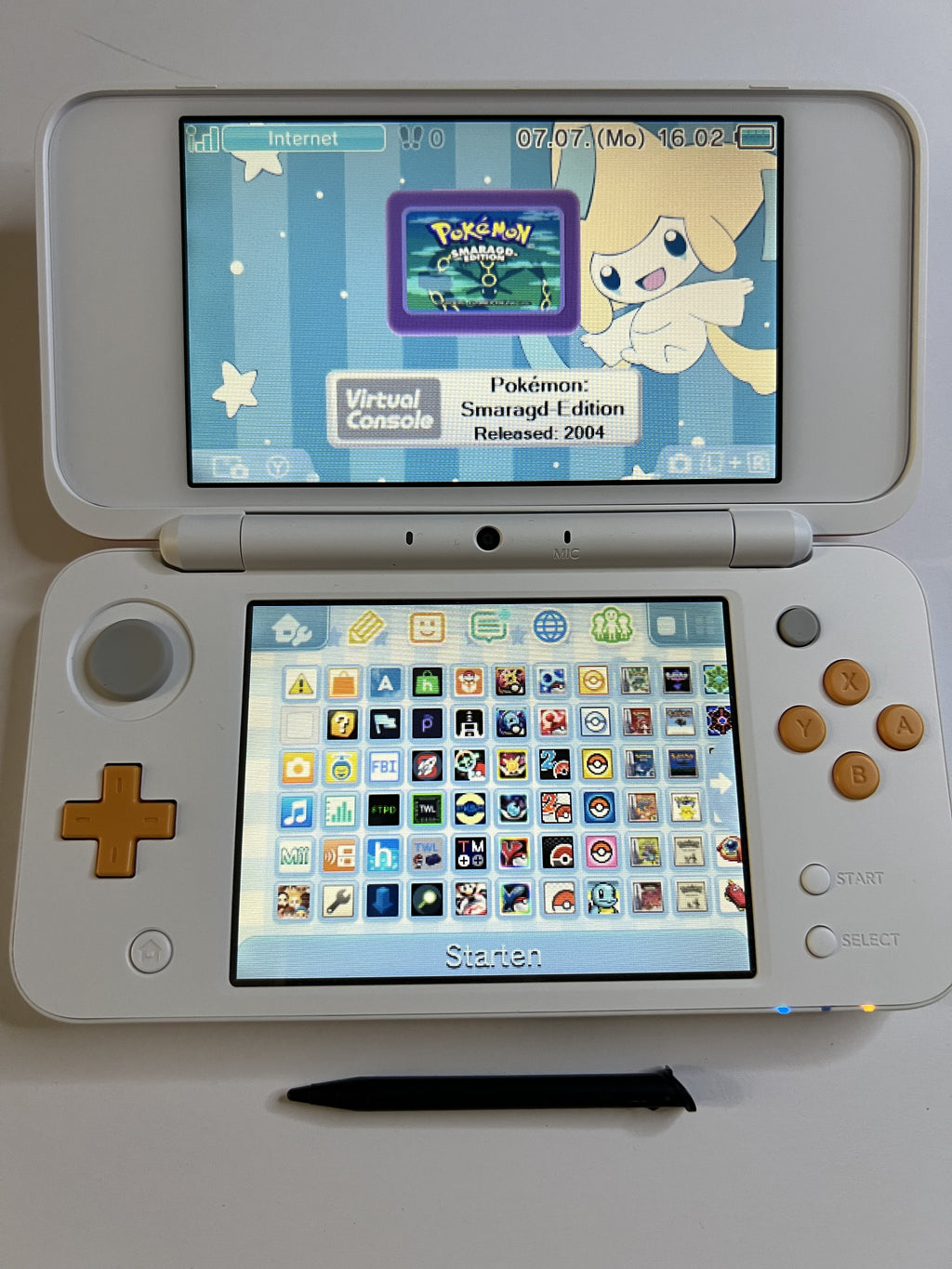 Nintendo New 2DS XL Konsole in weiß orange in OVP mit 128GB, Pokemon Bank, Poke Mover & vielen Extras