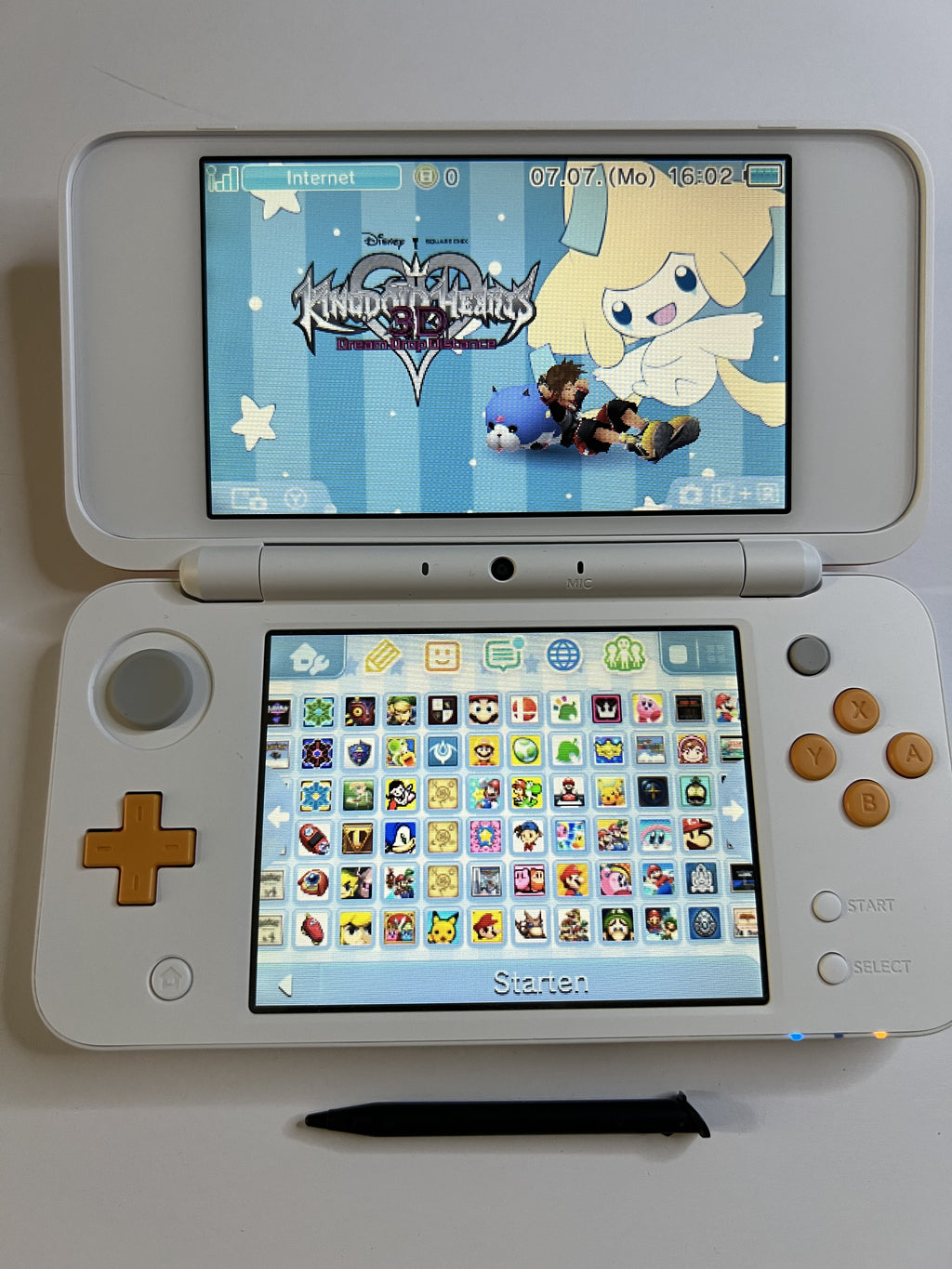 Nintendo New 2DS XL Konsole in weiß orange in OVP mit 128GB, Pokemon Bank, Poke Mover & vielen Extras