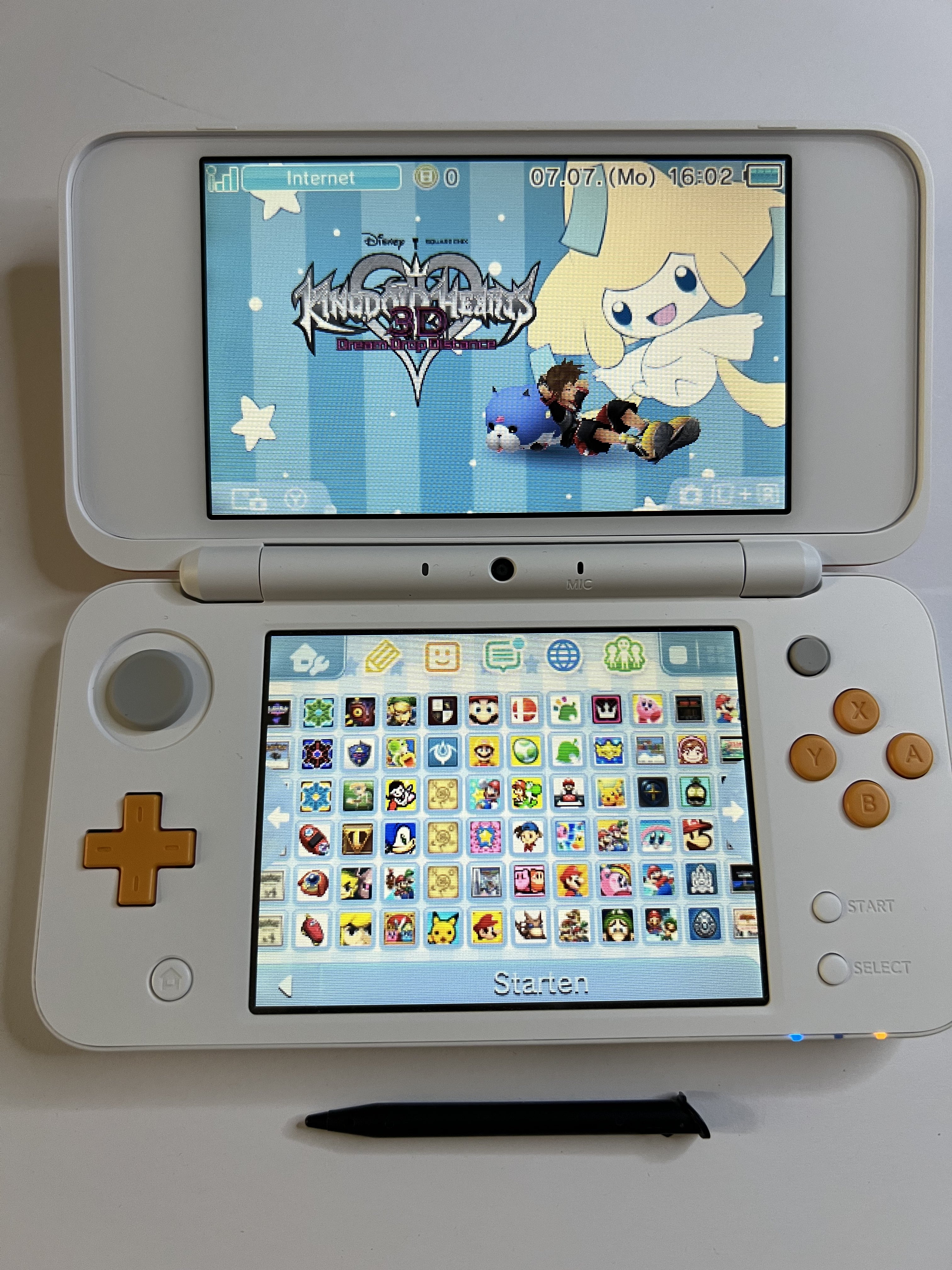 Nintendo New 2DS XL Konsole in weiß orange in OVP mit 128GB, Pokemon Bank, Poke Mover & vielen Extras