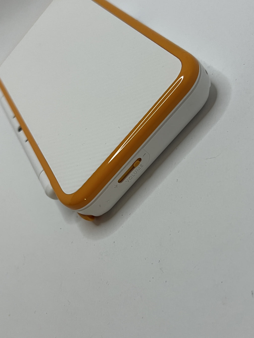 Nintendo New 2DS XL Konsole in weiß orange mit 128GB, Pokemon Bank, Poke Mover & vielen Extras