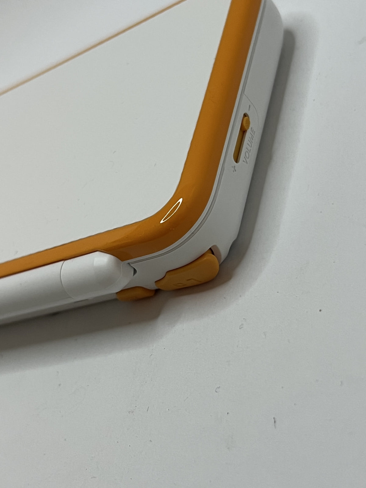 Nintendo New 2DS XL Konsole in weiß orange mit 128GB, Pokemon Bank, Poke Mover & vielen Extras