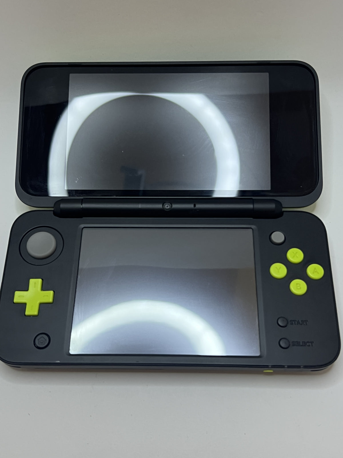 Nintendo New 2DS XL Konsole in schwarz neon grün mit 128GB, Pokemon Bank, Poke Mover & vielen Extras