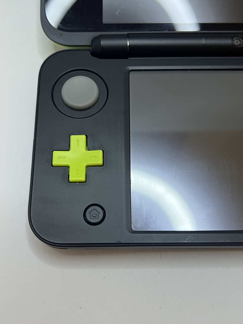 Nintendo New 2DS XL Konsole in schwarz neon grün mit 128GB, Pokemon Bank, Poke Mover & vielen Extras