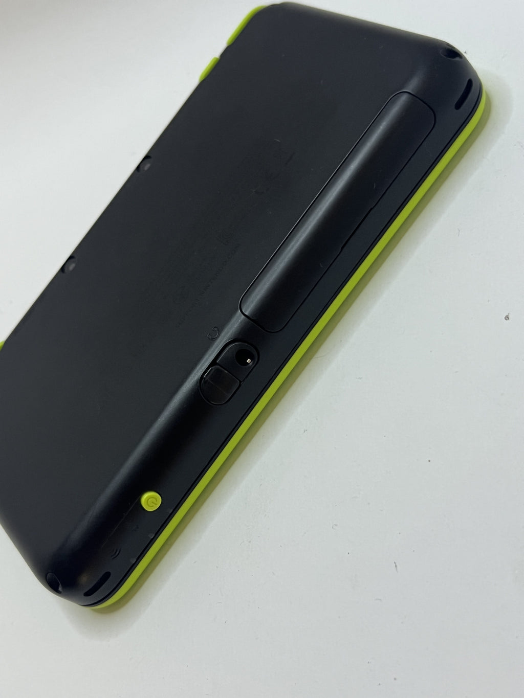 Nintendo New 2DS XL Konsole in schwarz neon grün mit 128GB, Pokemon Bank, Poke Mover & vielen Extras