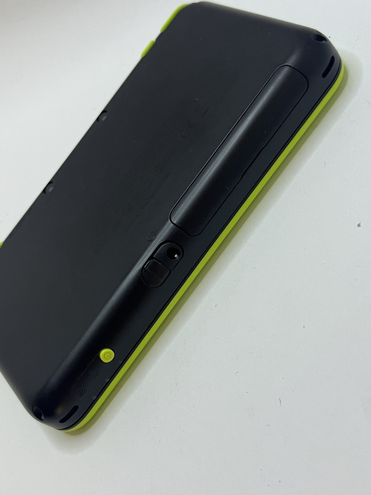 Nintendo New 2DS XL Konsole in schwarz neon grün mit 128GB, Pokemon Bank, Poke Mover & vielen Extras