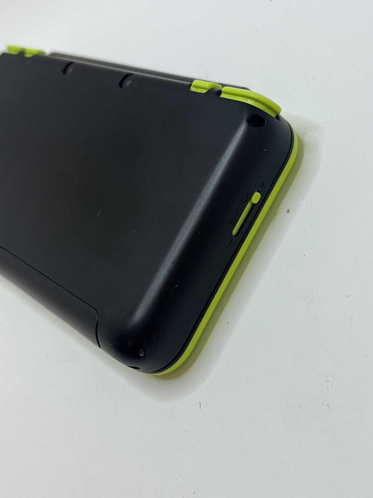 Nintendo New 2DS XL Konsole in schwarz neon grün mit 128GB, Pokemon Bank, Poke Mover & vielen Extras