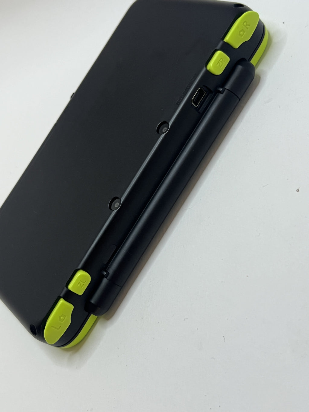 Nintendo New 2DS XL Konsole in schwarz neon grün mit 128GB, Pokemon Bank, Poke Mover & vielen Extras