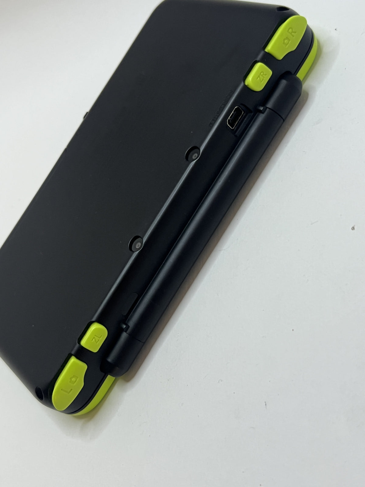 Nintendo New 2DS XL Konsole in schwarz neon grün mit 128GB, Pokemon Bank, Poke Mover & vielen Extras