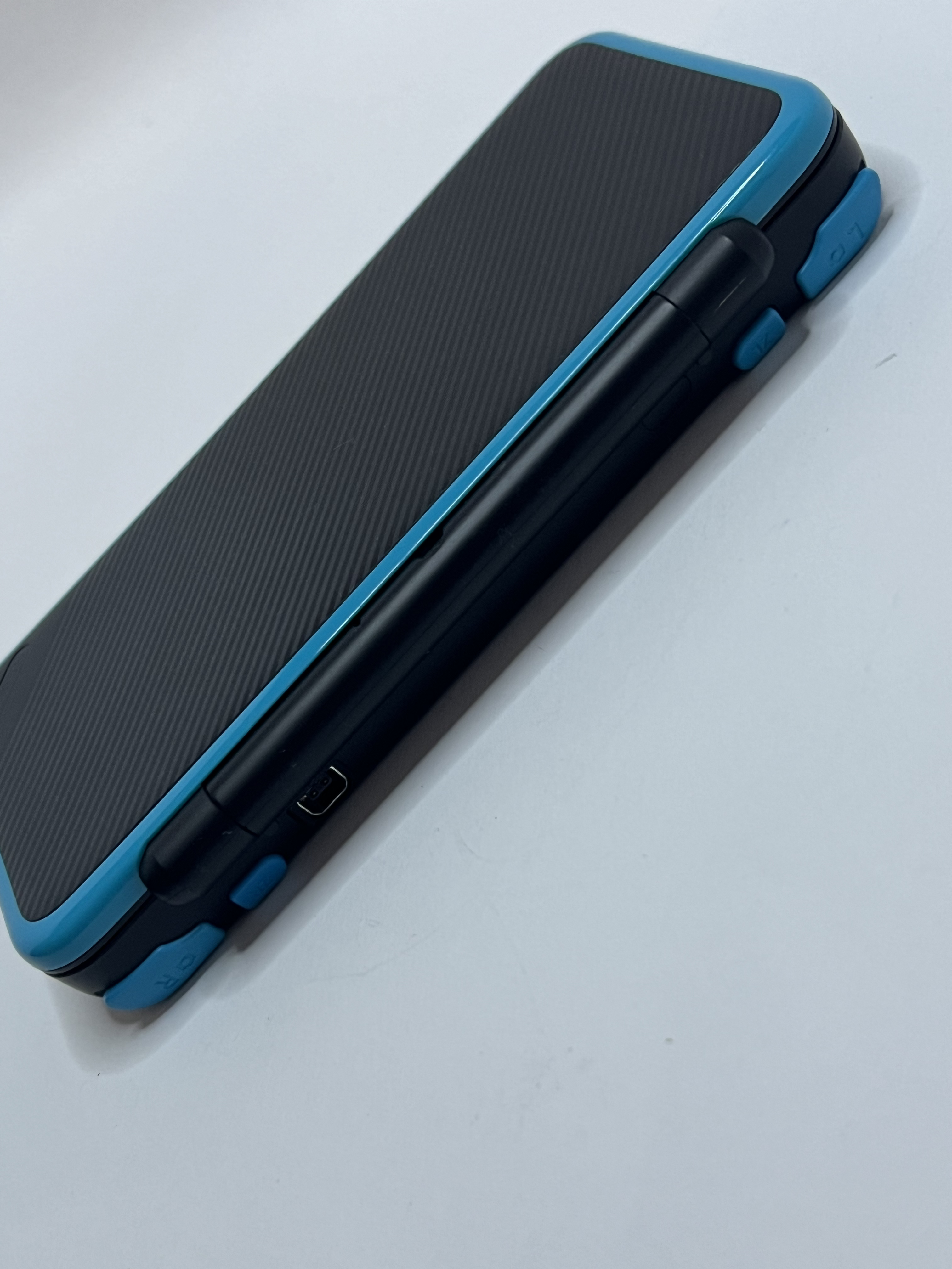 Nintendo New 2DS XL Konsole in neon blau mit 128GB, Pokemon Bank, Poke Mover & vielen Extras