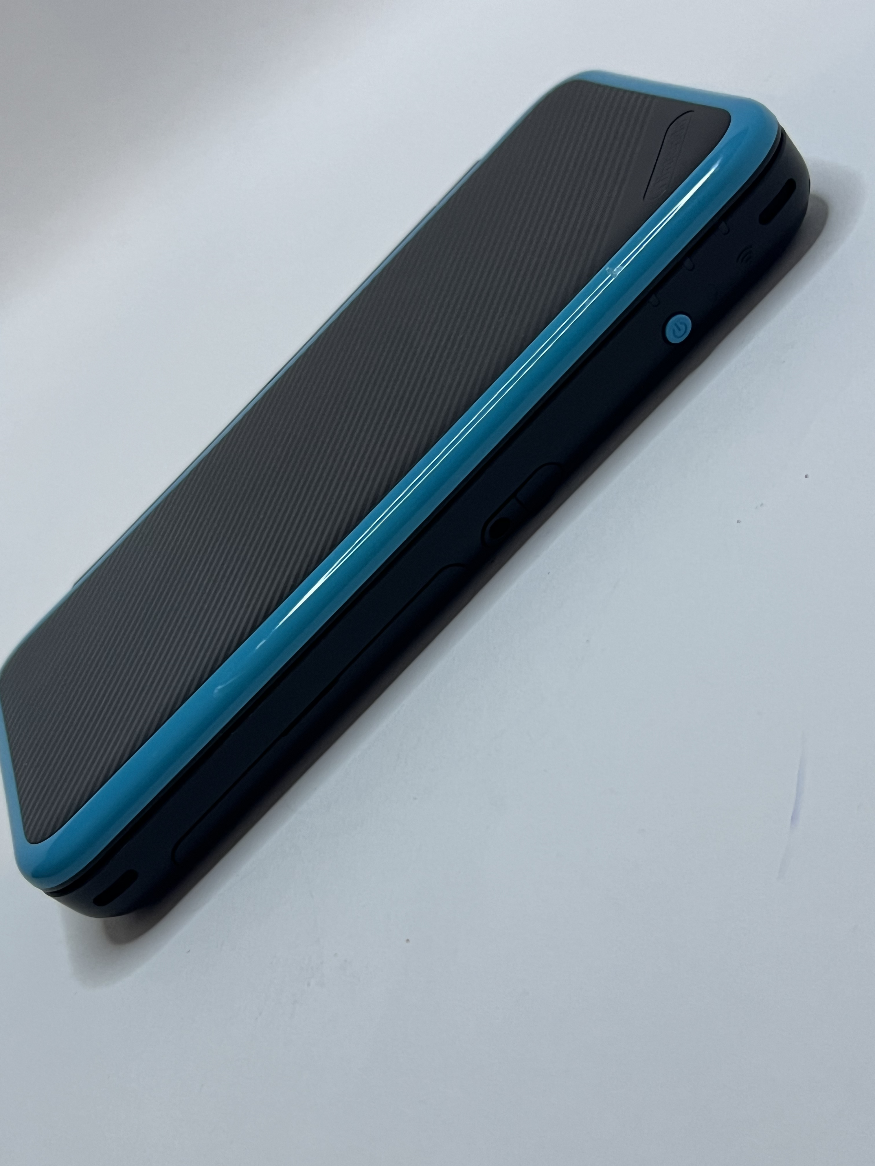 Nintendo New 2DS XL Konsole in neon blau mit 128GB, Pokemon Bank, Poke Mover & vielen Extras