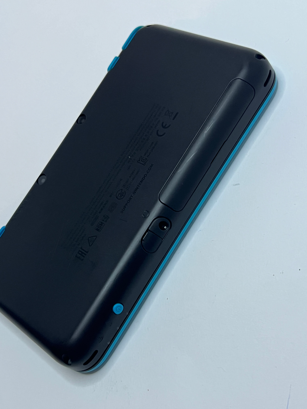 Nintendo New 2DS XL Konsole in neon blau mit 128GB, Pokemon Bank, Poke Mover & vielen Extras