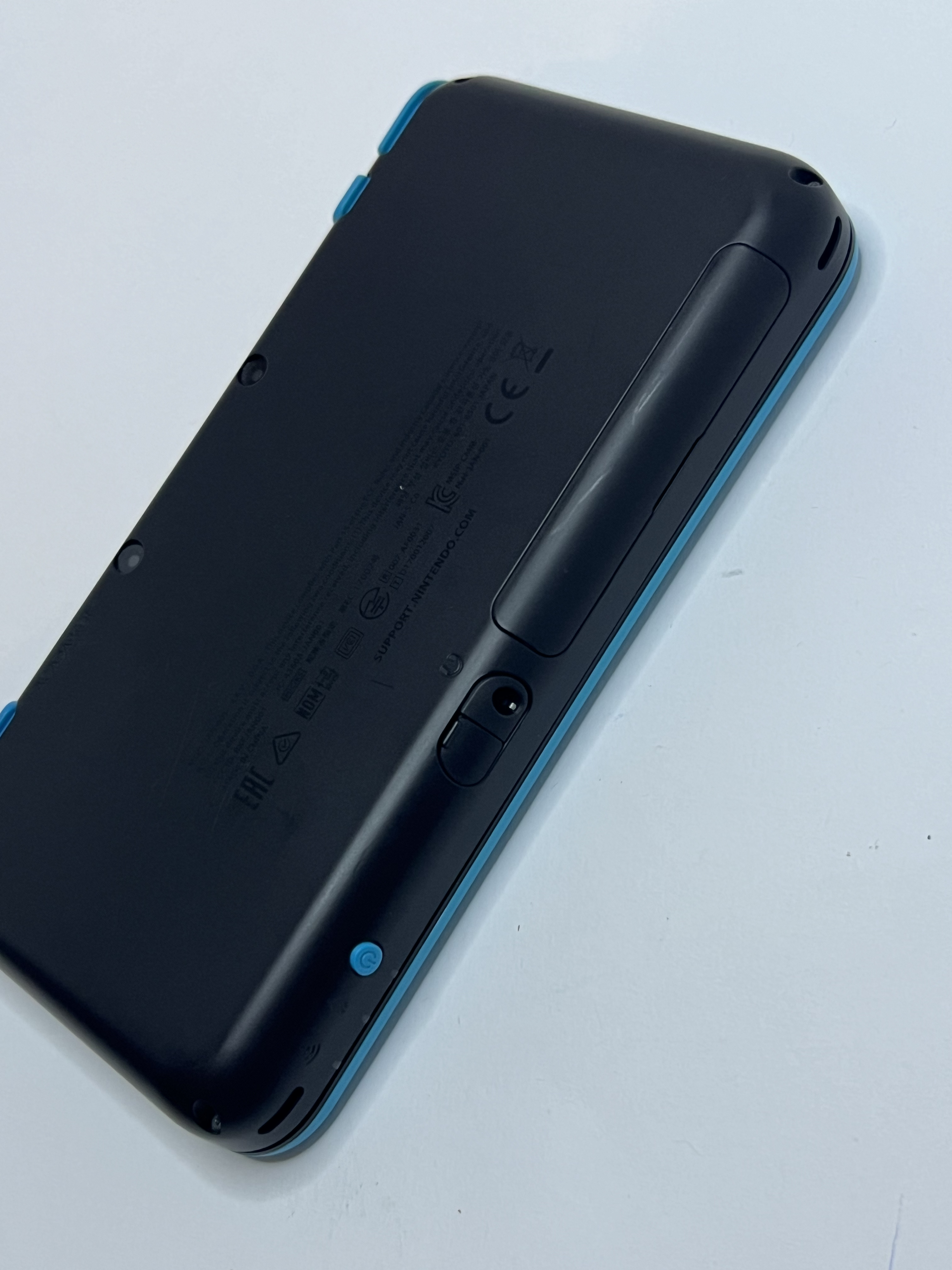 Nintendo New 2DS XL Konsole in neon blau mit 128GB, Pokemon Bank, Poke Mover & vielen Extras