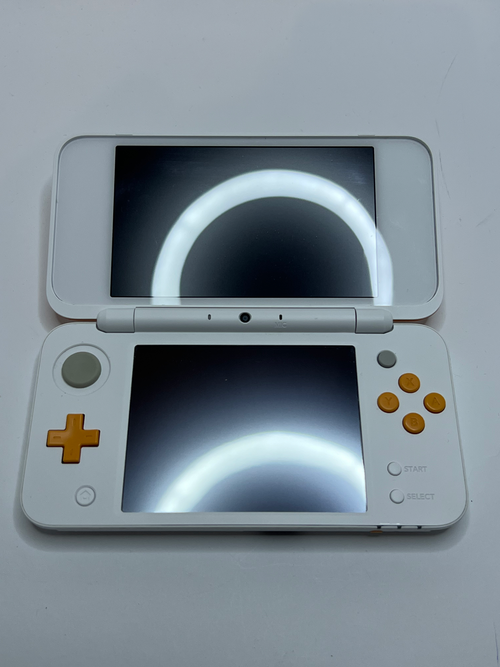 Nintendo New 2DS XL Konsole in weiß orange in OVP mit 128GB, Pokemon Bank, Poke Mover & vielen Extras